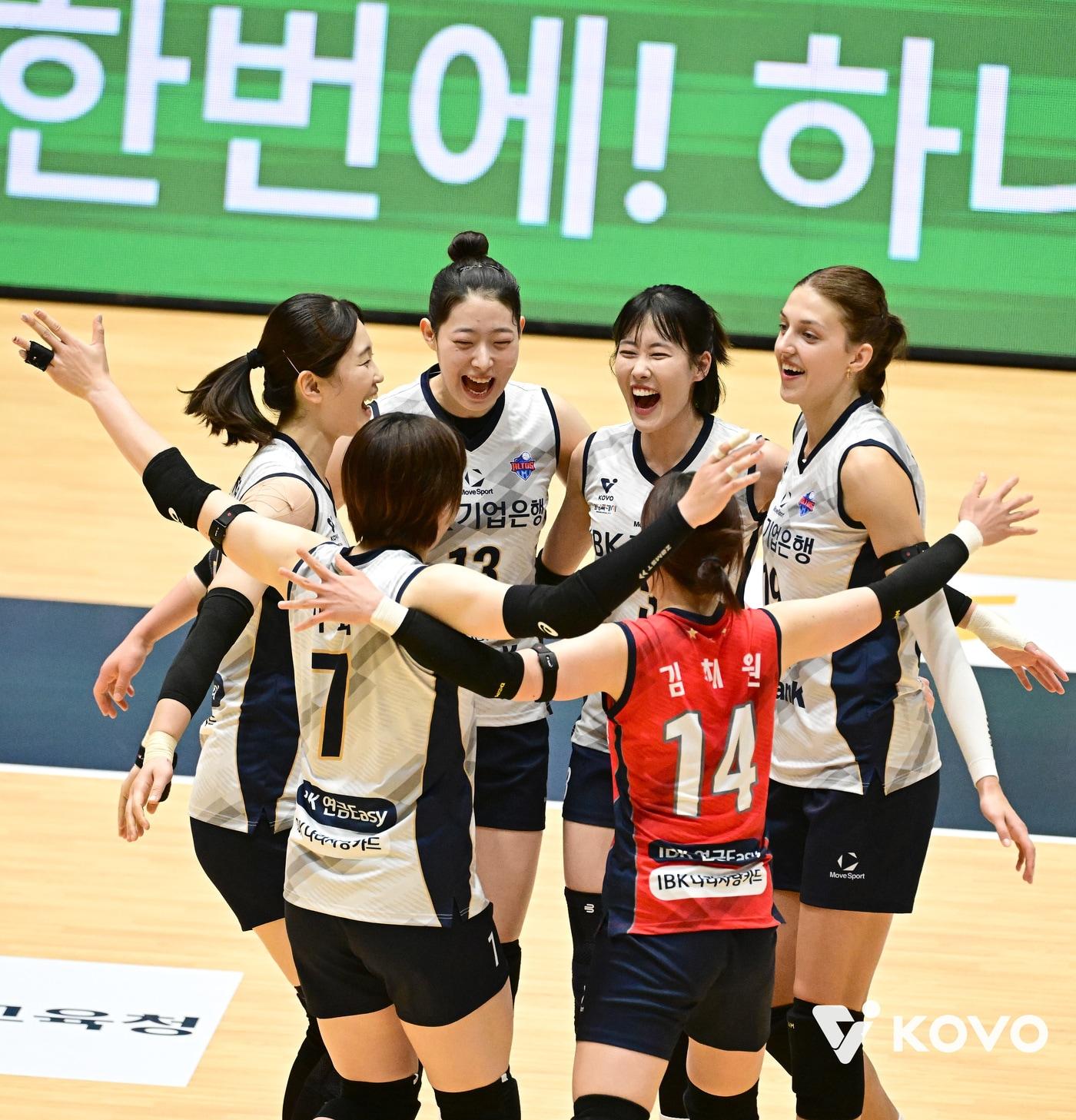 본문 이미지 - IBK기업은행 선수단이 11일 전남광주 여수의 진남체육관에서 열린 2026 여수 NH 농협컵 프로배구대회 A조 조별리그 1차전에서 SOOP을 상대로 승리했다. (KOVO 제공. 재판매 및 DB 금지)
