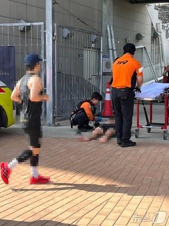 본문 이미지 - 11일 열린 2026 울산 마라톤 대회에서 온열질환으로 인한 환자가 발생해 소방대원이 응급처치를 하고 있다.(울산소방본부 제공. 재판매 및 DB 금지)/뉴스1