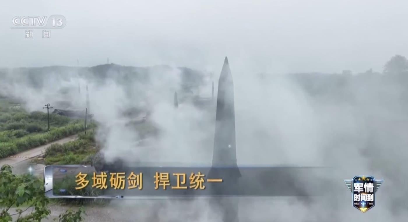 본문 이미지 - CCTV가 11일 보도한 로켓군 훈련 영상에 미사일과 함께 '다양한 영역에서 실력을 연마하고 통일을 수호한다'는 문구가 표시돼 있다. (CCTV 보도 화면 캡처)