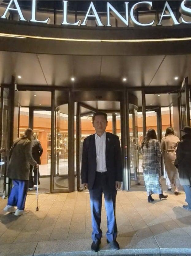 본문 이미지 - 국회 외교통일위원회 해외대사관 국정감사 출발 3일전 미주반에서 구주반으로 지역을 급히 바꾼 정청래 더불어민주당 의원이 11일 밤(한국시간 12일 새벽) 영국 런던 하이드파크 인근에 위치한 숙소앞에서 기념촬영한 사진을 자신의 페이스북에 실었다. (SNS 갈무리. 재판매 및 DB 금지) ⓒ 뉴스1