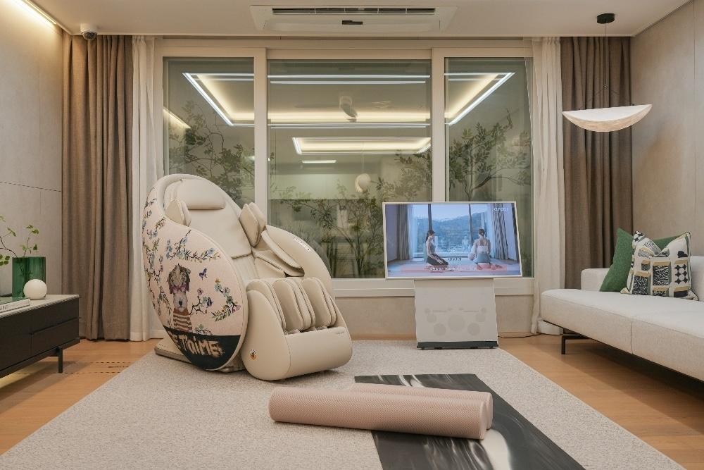 본문 이미지 -  세라젬이 서울 강남구 더샵갤러리에 마련된 러닝 라이프스타일 공간 '러너스 하우스'에서 자사 헬스케어 제품을 선보인다. (세라젬 제공)