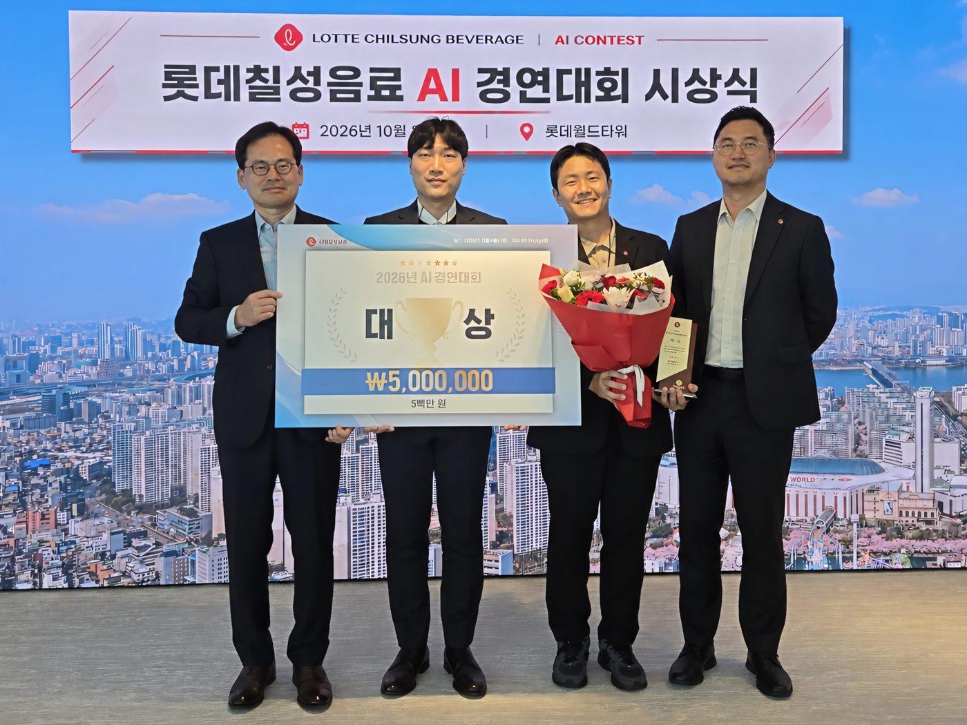 본문 이미지 - (왼쪽부터) 박윤기 롯데칠성음료 대표이사, 조민규 생산기술팀 프로, 오동근 기술혁신팀 프로, 이우근 전략기획본부 본부장.(롯데칠성음료 제공)
