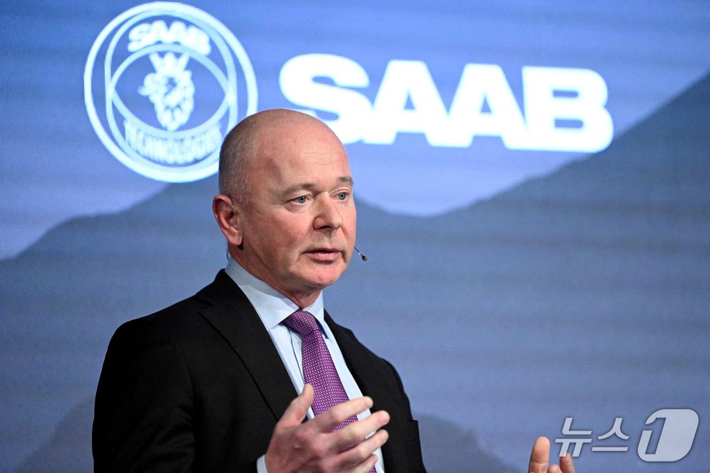 본문 이미지 - 2024년 2월 9일 스웨덴 방산업체 사브(Saab)의 미카엘 요한손 최고경영자(CEO)가 스웨덴 스톡홀름에서 열린 실적 발표 행사에 참석하고 있다. 2024.2.9. ⓒ 뉴스1 ⓒ 로이터=뉴스1