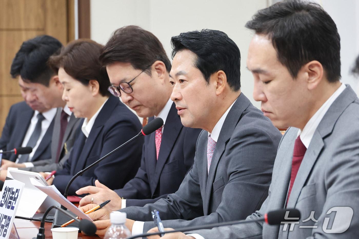 본문 이미지 - 장동혁 국민의힘 대표가 12일 서울 여의도 국회에서 열린 최고위원회의에서 발언하고 있다. 2026.10.12 ⓒ 뉴스1 신웅수 기자