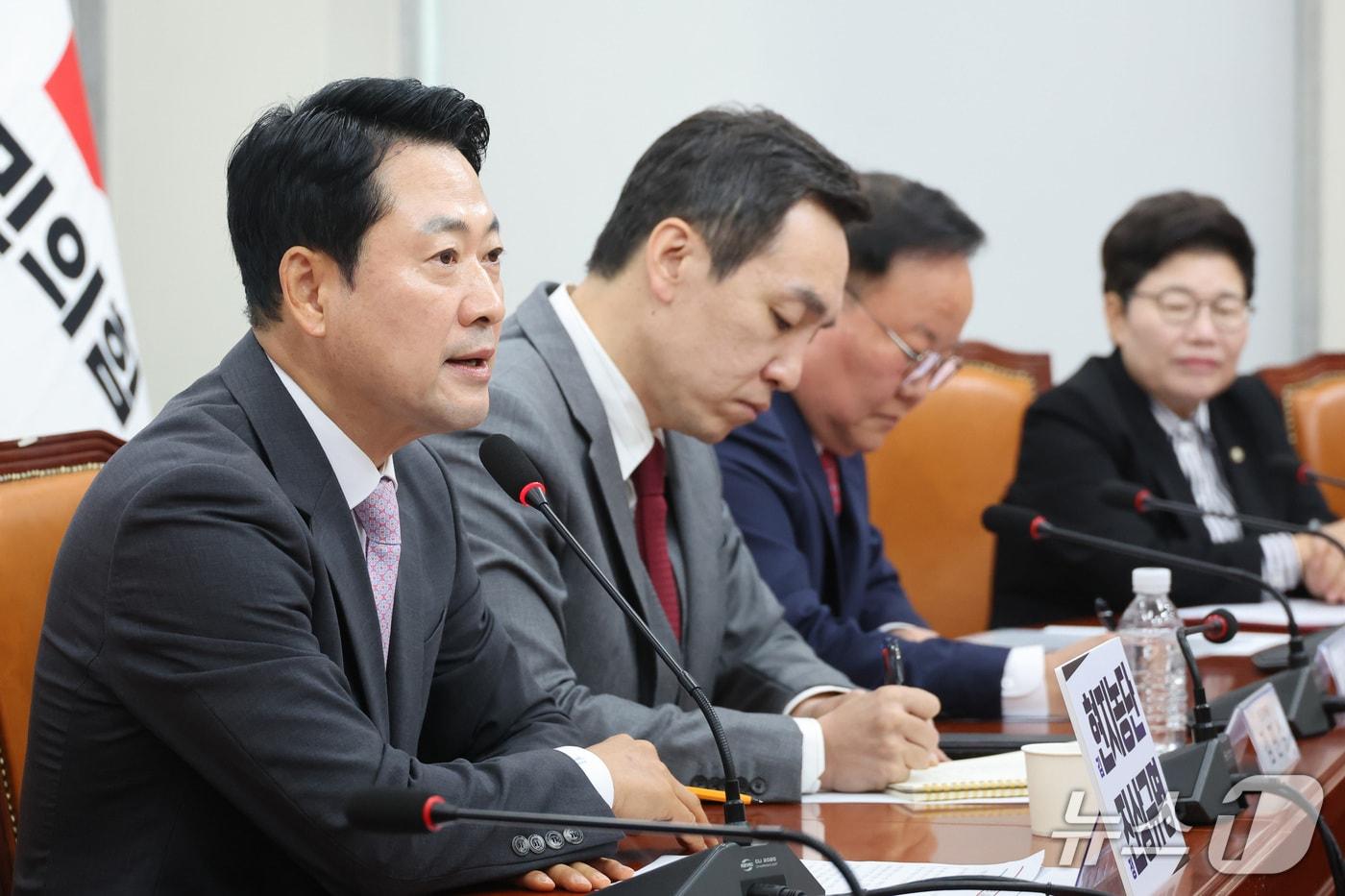 본문 이미지 - 장동혁 국민의힘 대표가 12일 서울 여의도 국회에서 열린 최고위원회의에서 발언하고 있다. 2026.10.12 ⓒ 뉴스1 신웅수 기자