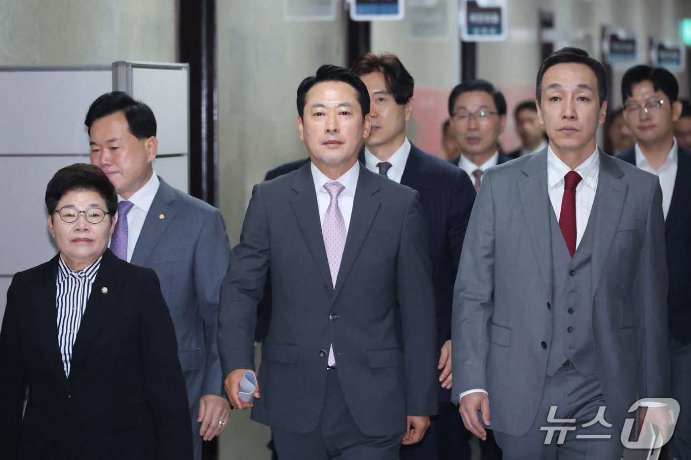 본문 이미지 - 장동혁 국민의힘 대표가 12일 서울 여의도 국회에서 열린 최고위원회의에 참석하고 있다. 2026.10.12 ⓒ 뉴스1 신웅수 기자