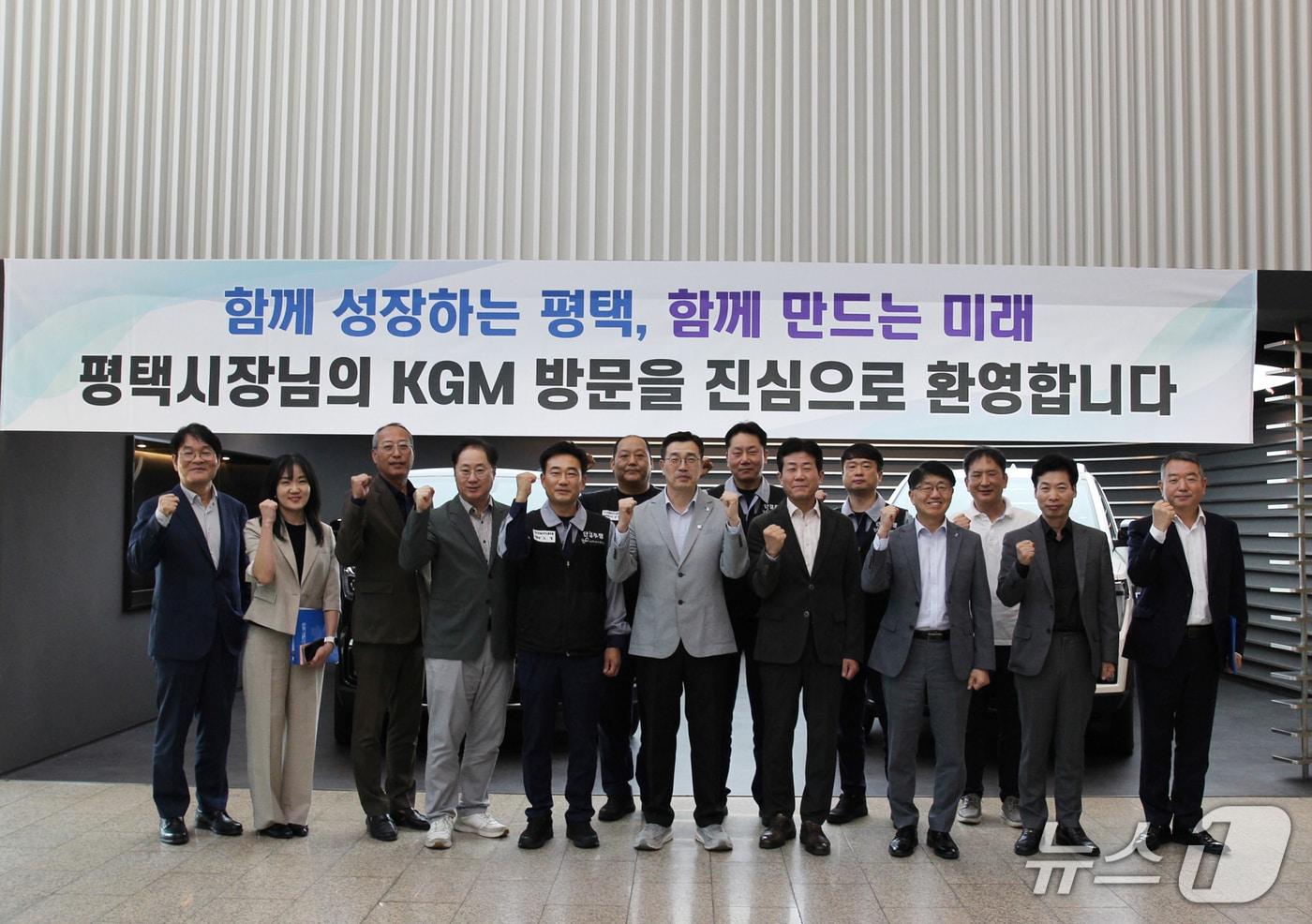 본문 이미지 - KG모빌리티는 지난 8일 평택 본사에서 평택시와 간담회를 열고 미래차 산업 전환에 대응하고 지역경제 활성화를 위한 상생협력 방안을 논의했다.  사진은 간담회 현장. KGM 황기영 대표이사(앞줄 오른쪽 네 번째) 및 노철 노동조합위원장(앞줄 오른쪽 여섯 번째), 최원용 평택시장(앞줄 가운데) 등 관계자들이 기념 촬영을 진행하고 있다.(KGM 제공)