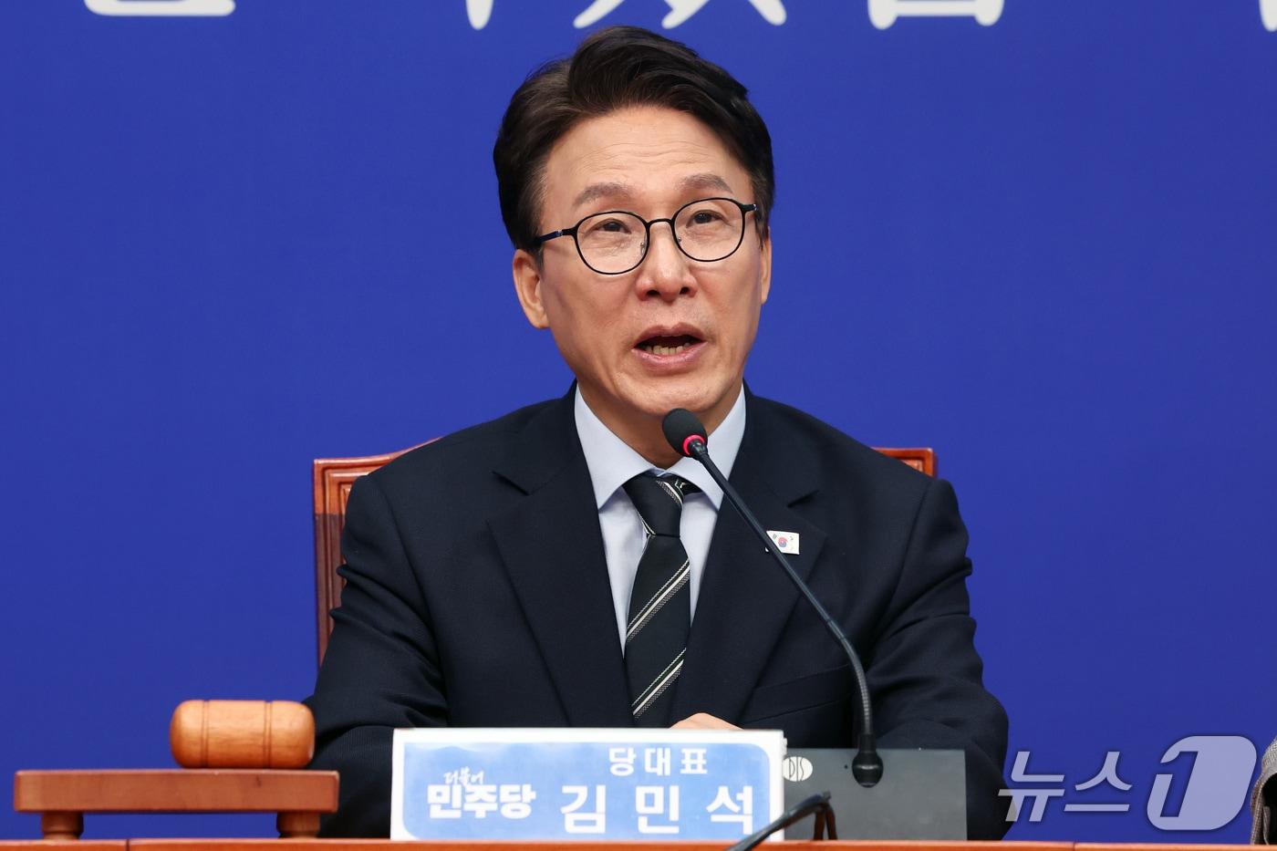본문 이미지 - 김민석 더불어민주당 대표가 12일 오전 서울 여의도 국회에서 열린 최고위원회의에서 발언을 하고 있다. 2026.10.12 ⓒ 뉴스1 황기선 기자