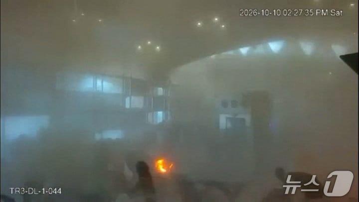 본문 이미지 - 10일(현지시간) 사우디아라비아 수도 리야드의 킹 칼리드 국제공항이 공격받는 순간 연기와 불길이 치솟는 모습이 폐쇄회로(CC)TV 영상에 포착됐다. (사우디 미디어부 제공) 2026.10.12. ⓒ 로이터=뉴스1