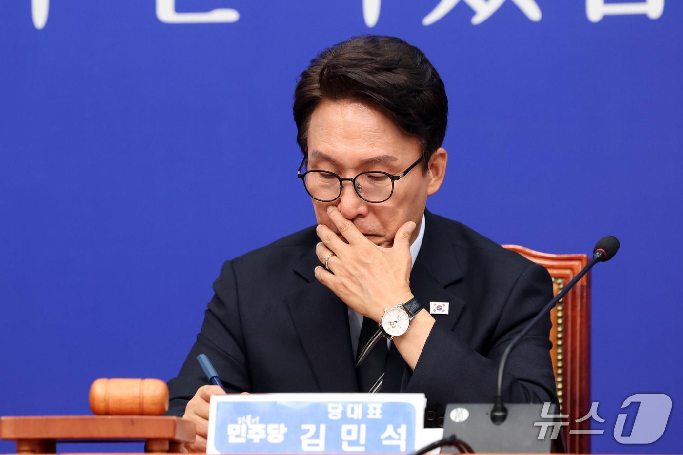 본문 이미지 - 김민석 더불어민주당 대표가 12일 오전 서울 여의도 국회에서 열린 최고위원회의에서 생각에 잠겨 있다. 2026.10.12 ⓒ 뉴스1 황기선 기자