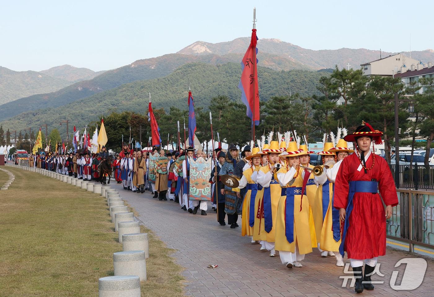 본문 이미지 - 제23회 서산해미읍성축제 첫날인 9일 충남 서산시 해미읍성 일원에서 조선시대 군사 행렬을 재현한 태종 강무행렬이 펼쳐지고 있다.(서산시 제공. 재판매 및 DB 금지)