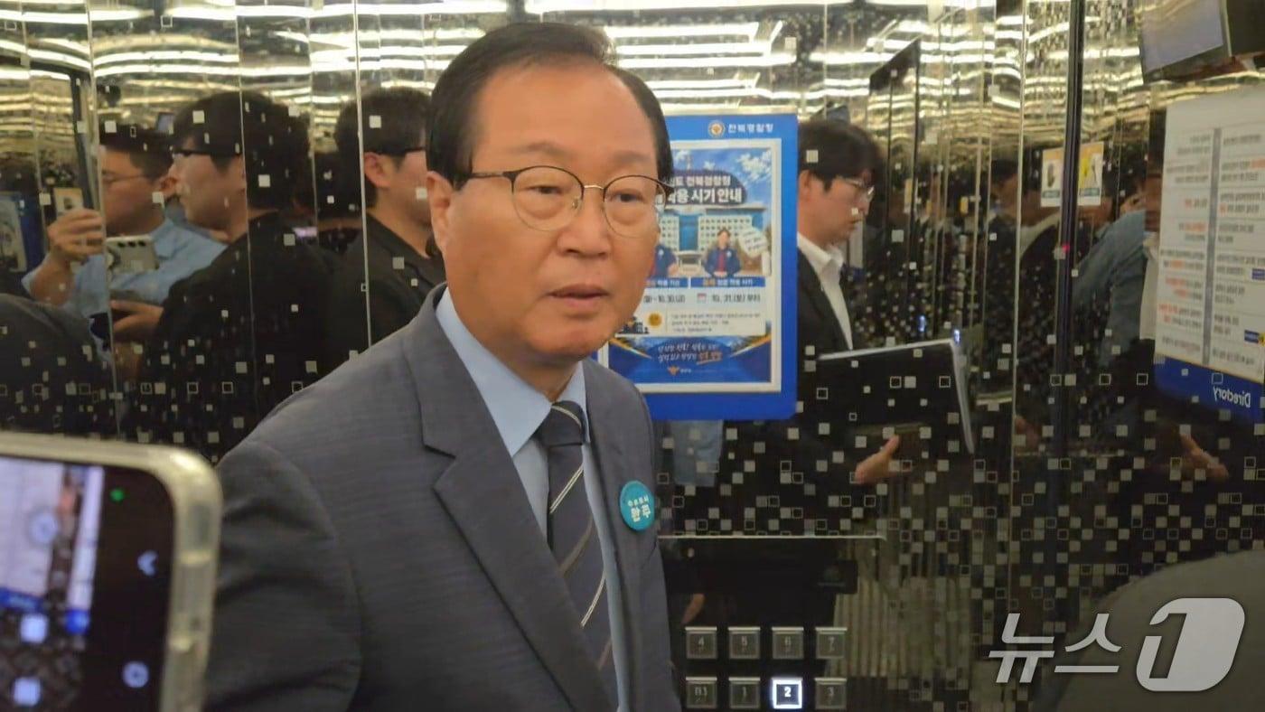 본문 이미지 - 공직선거법 위반 혐의를 받고 있는 유희태 전북 완주군수가 12일 경찰 조사를 받기 위해 전북경찰청에 출석하고 있다.2026.10.12/뉴스1 장수인 기자