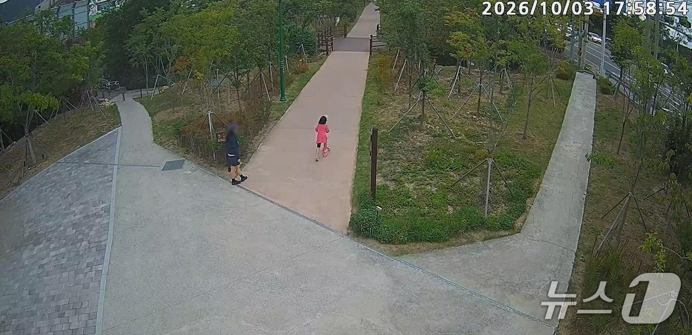 본문 이미지 - 지난 3일 오후 5시 49분께 북구 중산동의 한 아파트에서 실종된 아동이 CCTV 관제센터에 포착된 모습.(울산 북구 제공. 재판매 및 DB 금지)/뉴스1