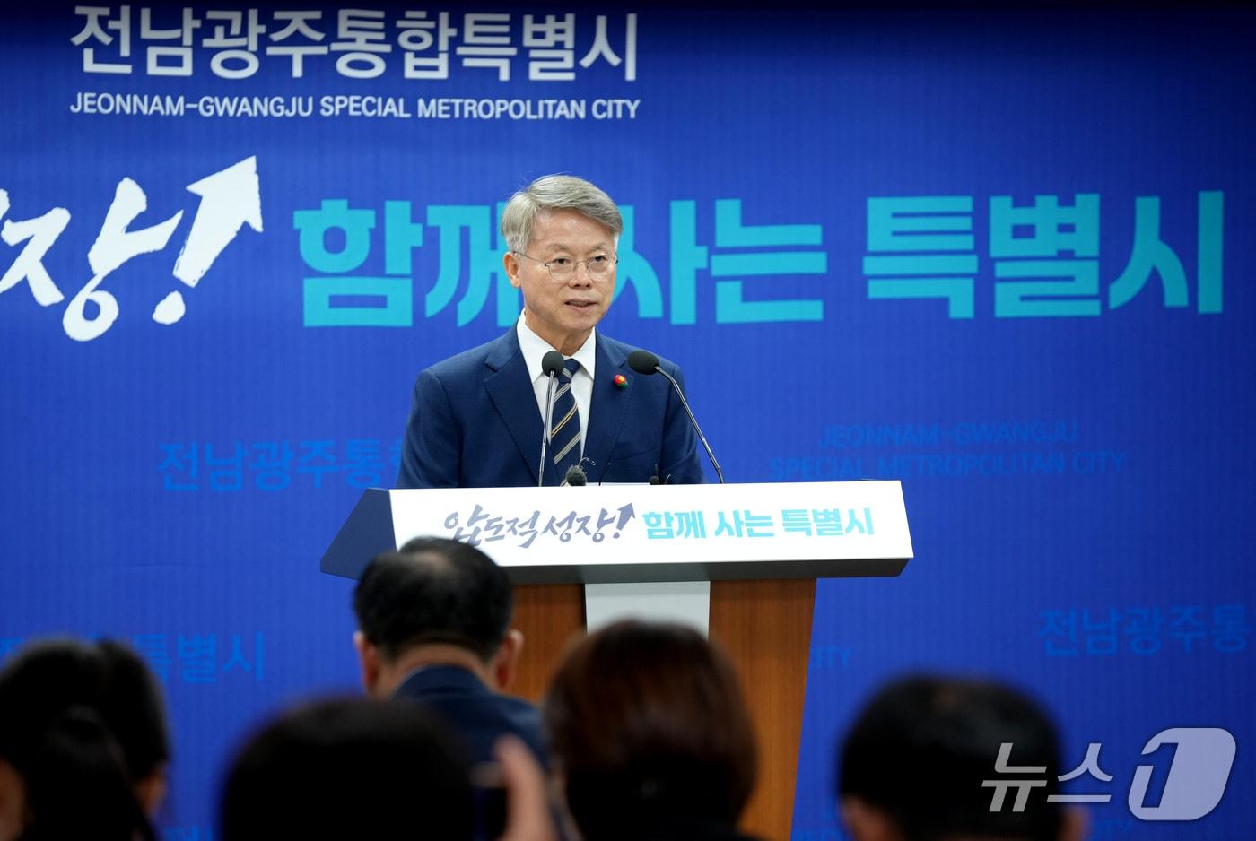 본문 이미지 - 민형배 전남광주통합특별시장이 12일 무안청사 브리핑룸에서 시정 운영 관련 브리핑을 하고 있다.(전남광주통합특별시 제공. 재판매 및 DB금지) 2026.10.12/뉴스1