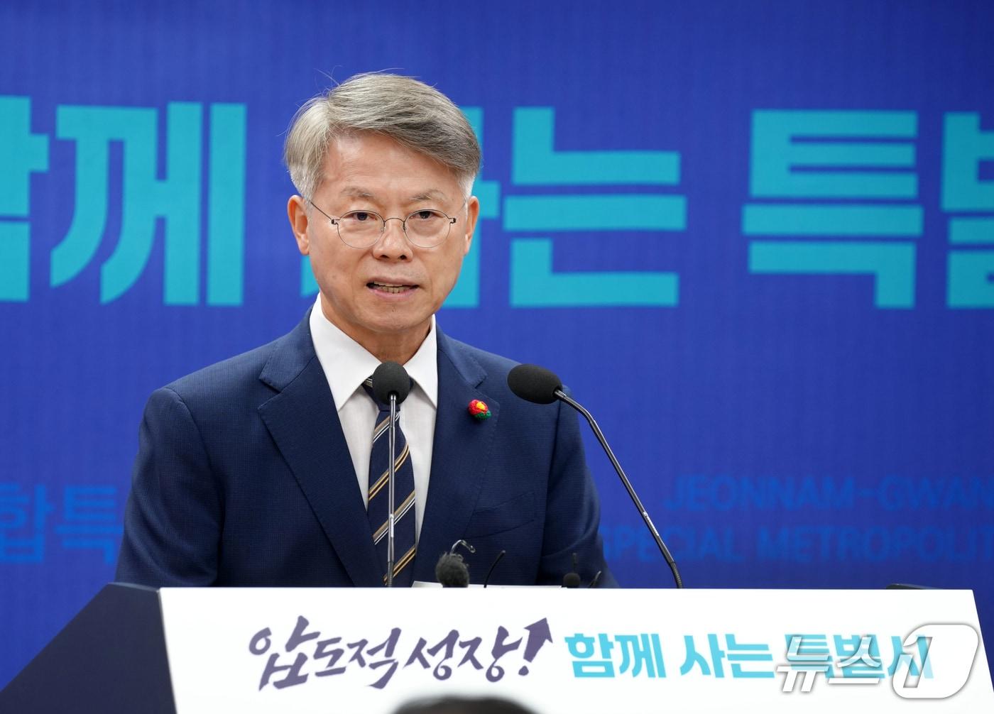 본문 이미지 - 민형배 전남광주통합특별시장이 12일 무안청사 브리핑룸에서 시정 운영 관련 브리핑을 하고 있다.(전남광주통합특별시 제공. 재판매 및 DB금지) 2026.10.12 ⓒ 뉴스1 전원 기자