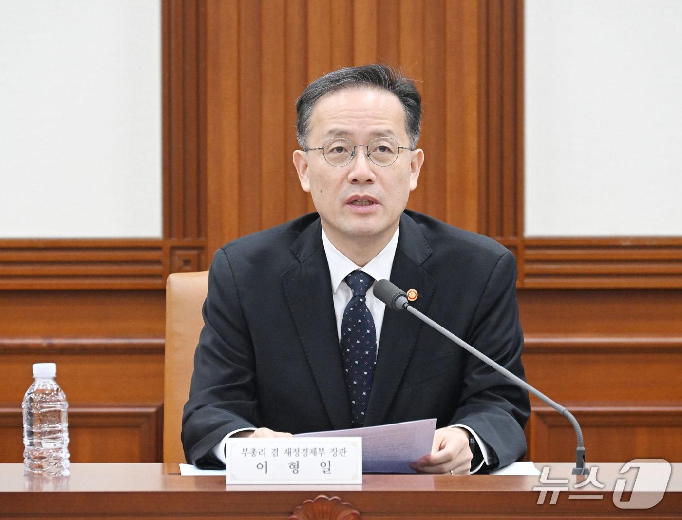 본문 이미지 - 이형일 부총리 겸 재정경제부 장관이 12일 서울 종로구 정부서울청사에서 열린 공급망안정화위원회를 주재하고 있다. (재정경제부 제공. 재판매 및 DB 금지) 2026.10.12 ⓒ 뉴스1