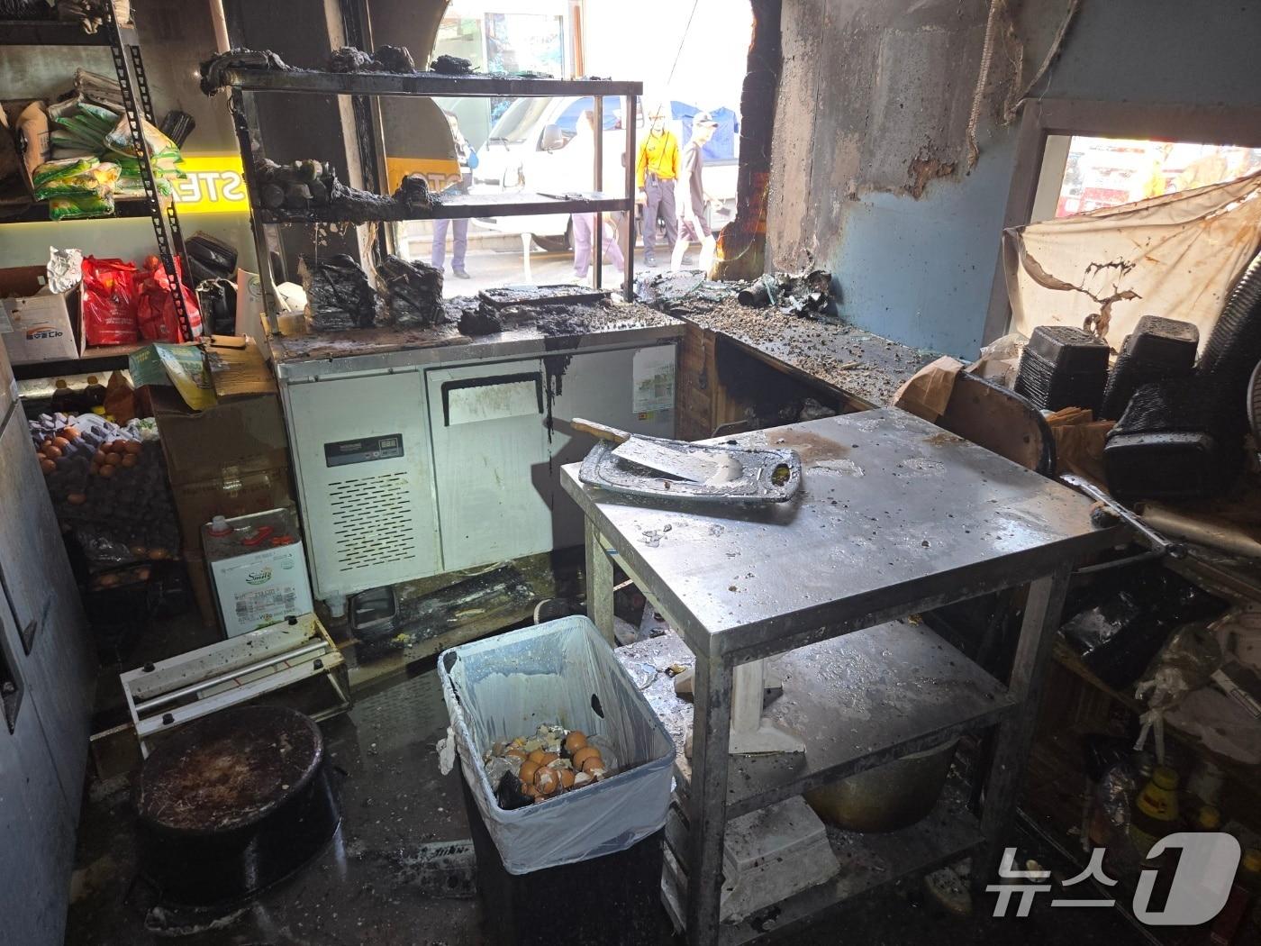 본문 이미지 - 화재 현장. (부산소방재난본부 제공. 재판매 및 DB 금지)