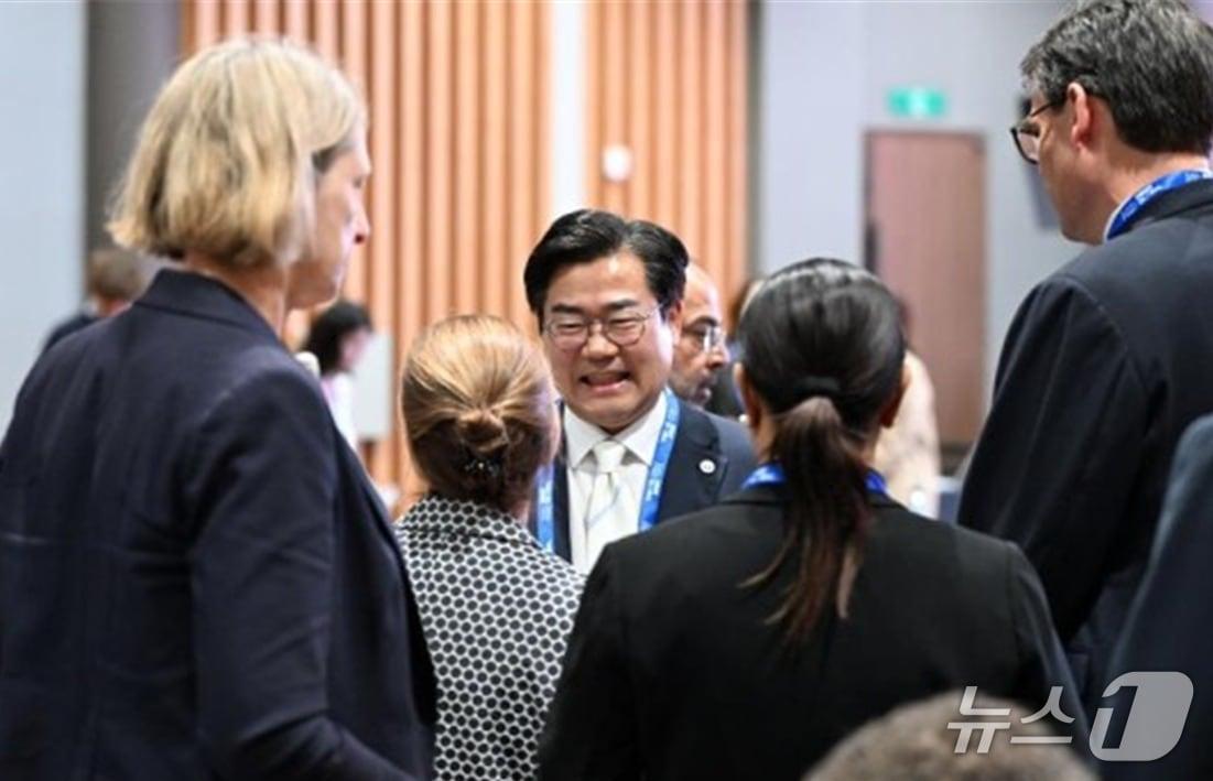 본문 이미지 - 박찬대 인천시장이 행사에 참석한 주한대사들에게 주요 20개국(G20) 정상회의 인천 유치를 호소하고 있다. (인천시 제공.재판매 및 DB금지)