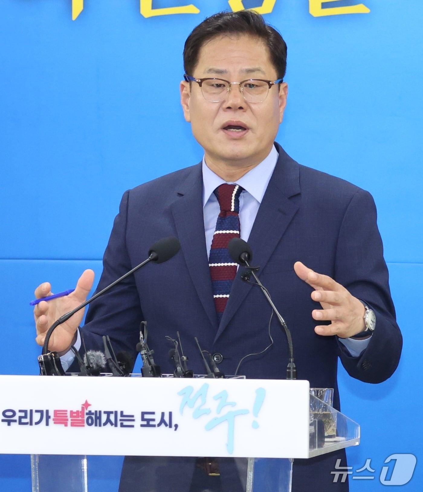 본문 이미지 - 조지훈 전주시장이 12일 전북 전주시 전주시청에서 민선 9기 출범 100일 기자회견을 열고 질의에 답변을 하고 있다. 2026.10.12 ⓒ 뉴스1 유경석 기자