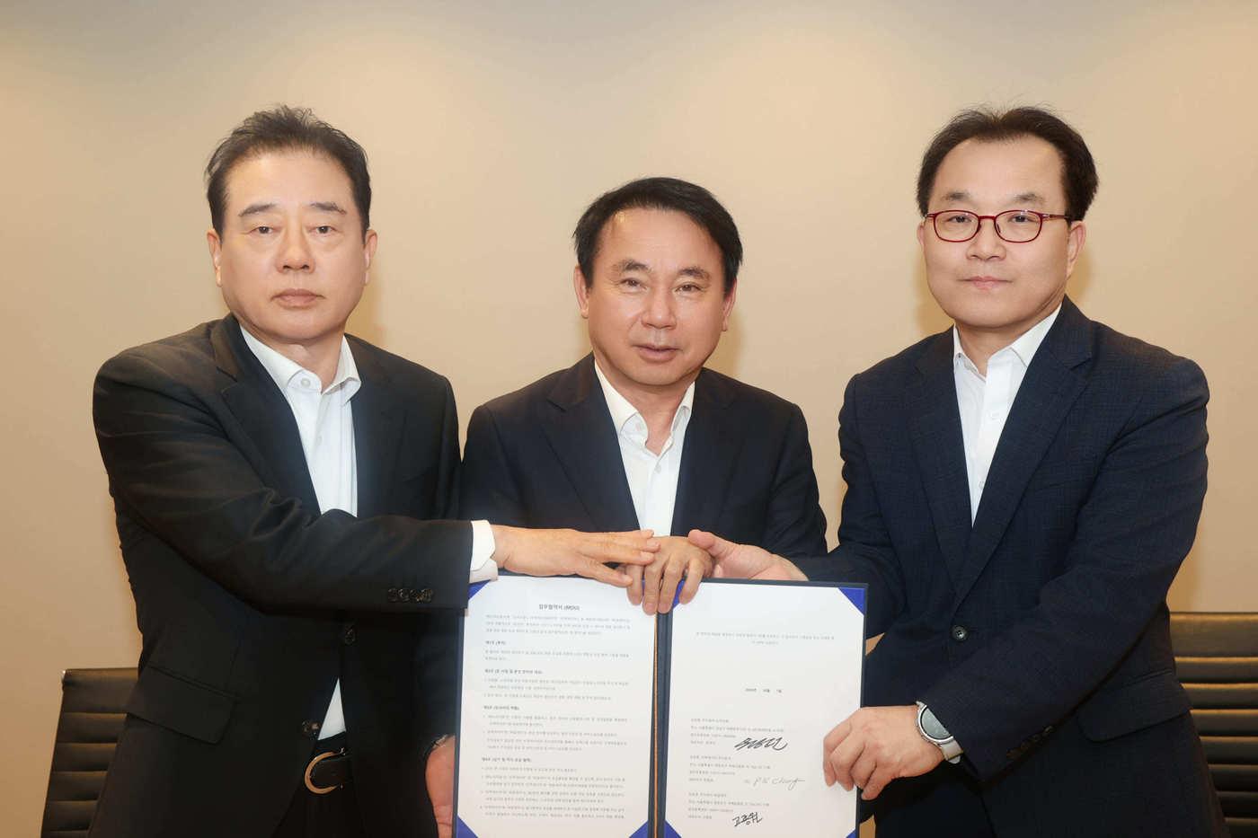 본문 이미지 - 오텍 그룹의 계열사인 오텍캐리어와 씨알케이(CRK)가 인테리어용 마감재 생산 기업 노이리움과 MOU를 맺고 전국 대리점 신설에 따른 설비 공급 협력을 진행한다. 업무협약식 이후 오텍그룹 정필경 부회장, 노이리움 윤경선 대표이사, 씨알케이 고종원 대표이사가 기념 촬영을 하고 있다. (오텍캐리어 제공)