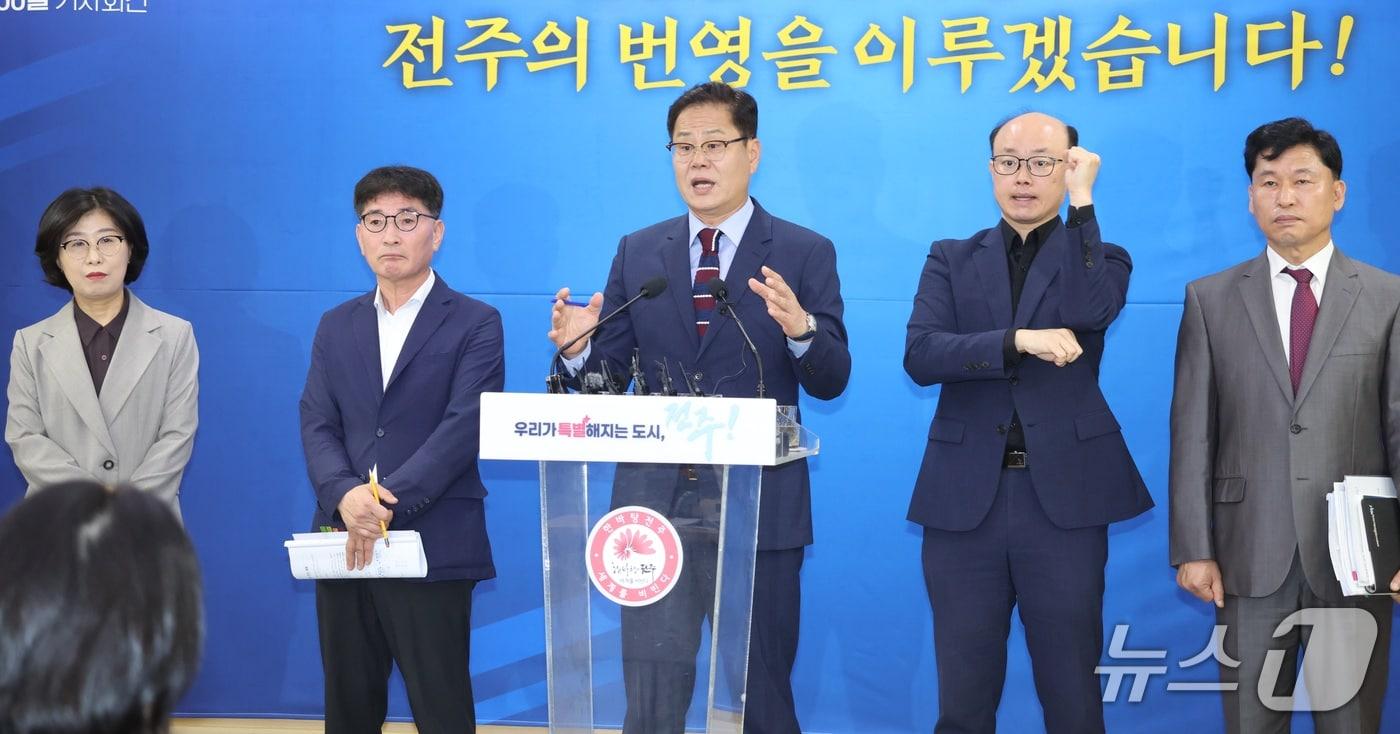 본문 이미지 - 조지훈 전주시장이 12일 전북 전주시 전주시청에서 민선 9기 출범 100일 기자회견을 열고 질의에 답변을 하고 있다. 2026.10.12 ⓒ 뉴스1 유경석 기자
