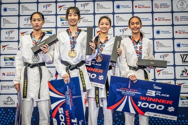 본문 이미지 - 태권도 김향기(왼쪽)가 2026 파리 월드태권도 그랑프리 여자 49㎏급에서 은메달을 획득했다.(세계태권도연맹. 재판매 및 DB 제공)