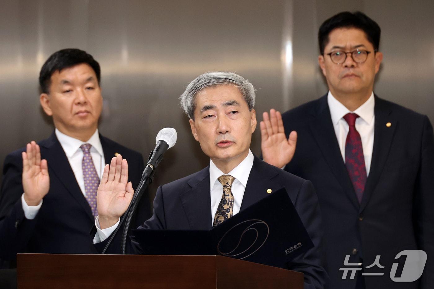 본문 이미지 - 신현송 한국은행 총재가 12일 오전 서울시 중구 남대문로 한국은행에서 열린 국회 재정경제기획위원회의 한국은행 국정감사에서 증인 선서를 하고 있다. (공동취재) 2026.10.12 ⓒ 뉴스1 박정호 기자