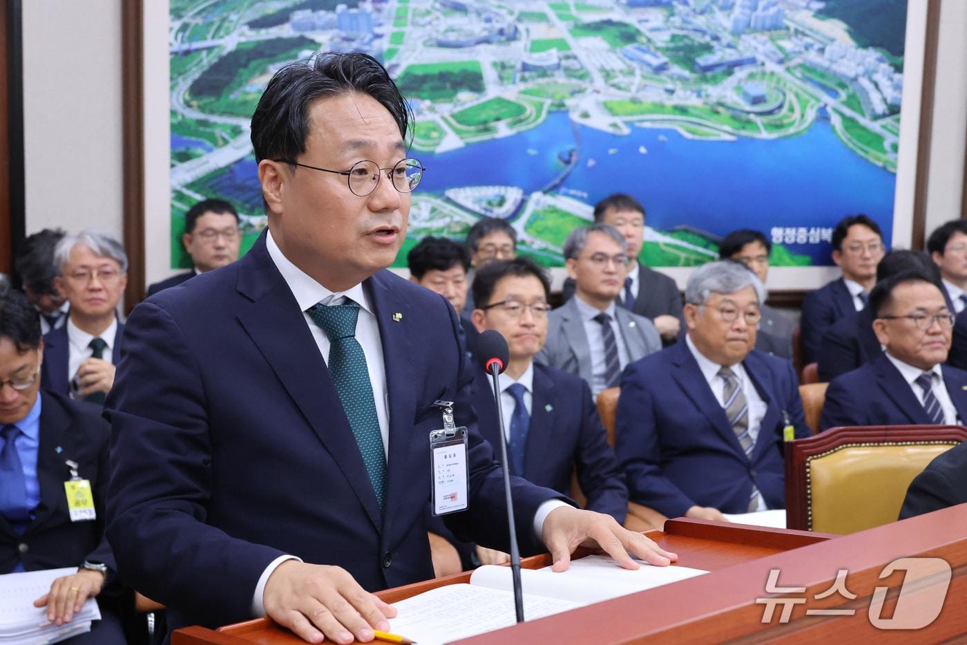 본문 이미지 - 이성훈 한국토지주택공사 사장이 12일 서울 여의도 국회에서 열린 국토교통위원회의 한국토지주택공사 등에 대한 국정감사에서 업무보고를 하고 있다. 2026.10.12 ⓒ 뉴스1 신웅수 기자