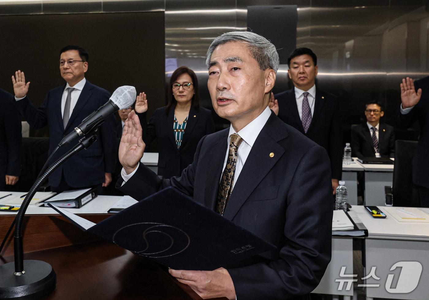 본문 이미지 - 신현송 한국은행 총재가 12일 오전 서울시 중구 남대문로 한국은행에서 열린 국회 재정경제기획위원회의 한국은행 국정감사에서 증인 선서를 하고 있다. (공동취재) 2026.10.12 ⓒ 뉴스1 박정호 기자