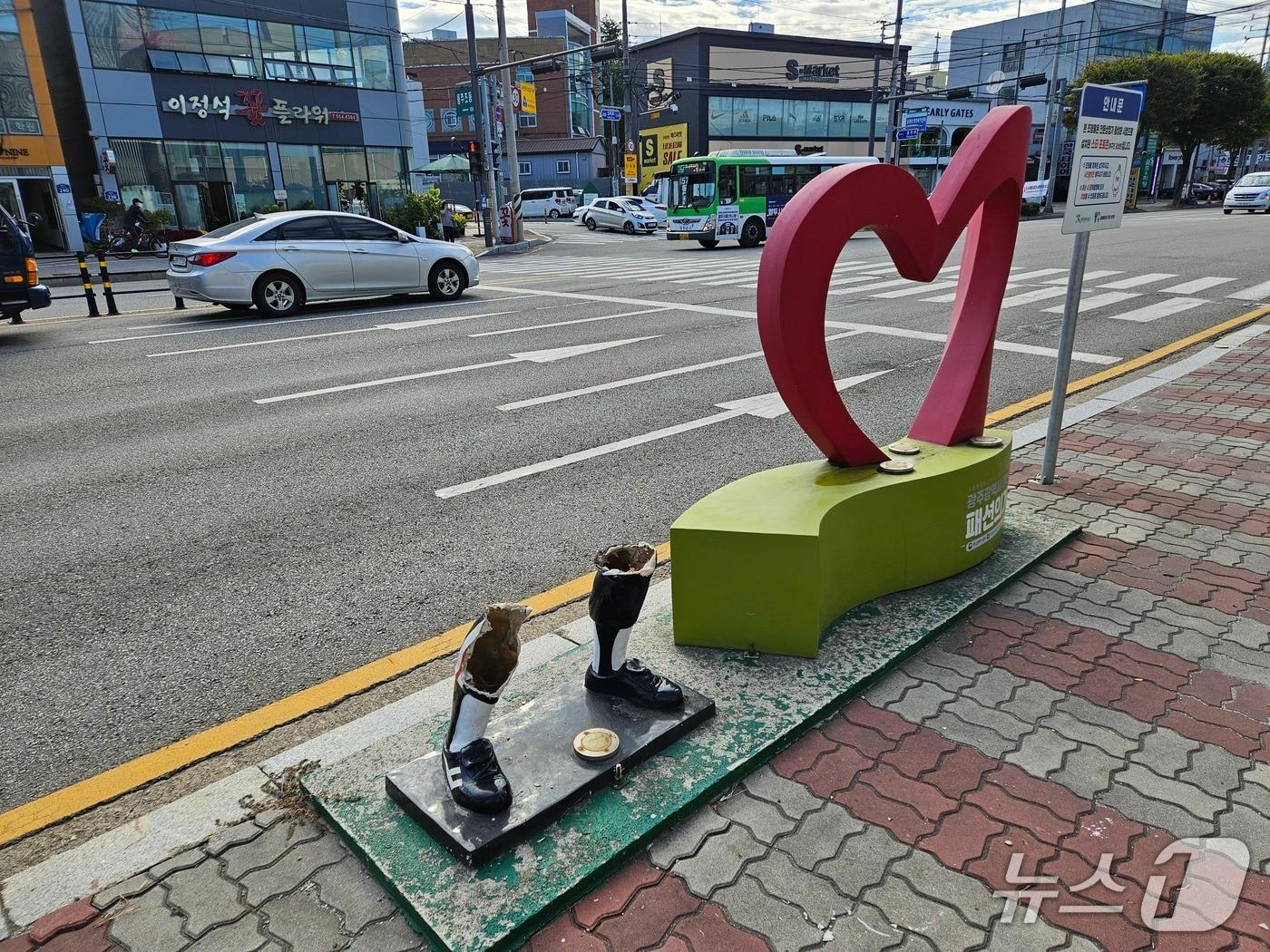본문 이미지 - 전남광주 북구 용봉동 패션의거리에 설치된 김성한 전 해태타이거즈 선수 조형물이 부서진 모습.(전남광주 북구 제공. 재판매 및 DB 금지)