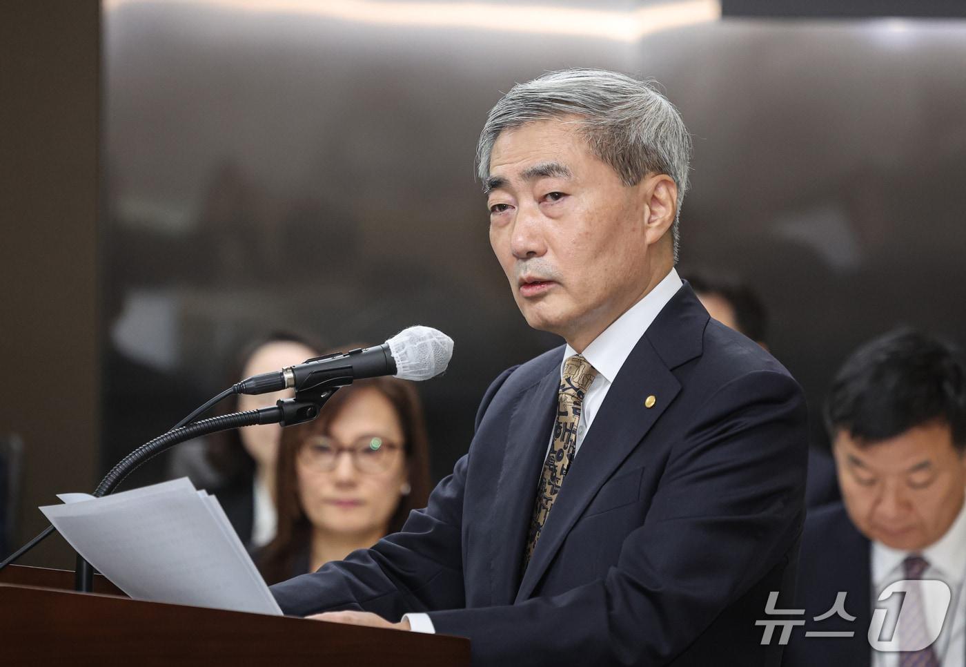 본문 이미지 - 신현송 한국은행 총재가 12일 오전 서울시 중구 남대문로 한국은행에서 열린 국회 재정경제기획위원회의 한국은행 국정감사에서 업무보고를 하고 있다. (공동취재) 2026.10.12 ⓒ 뉴스1 박정호 기자