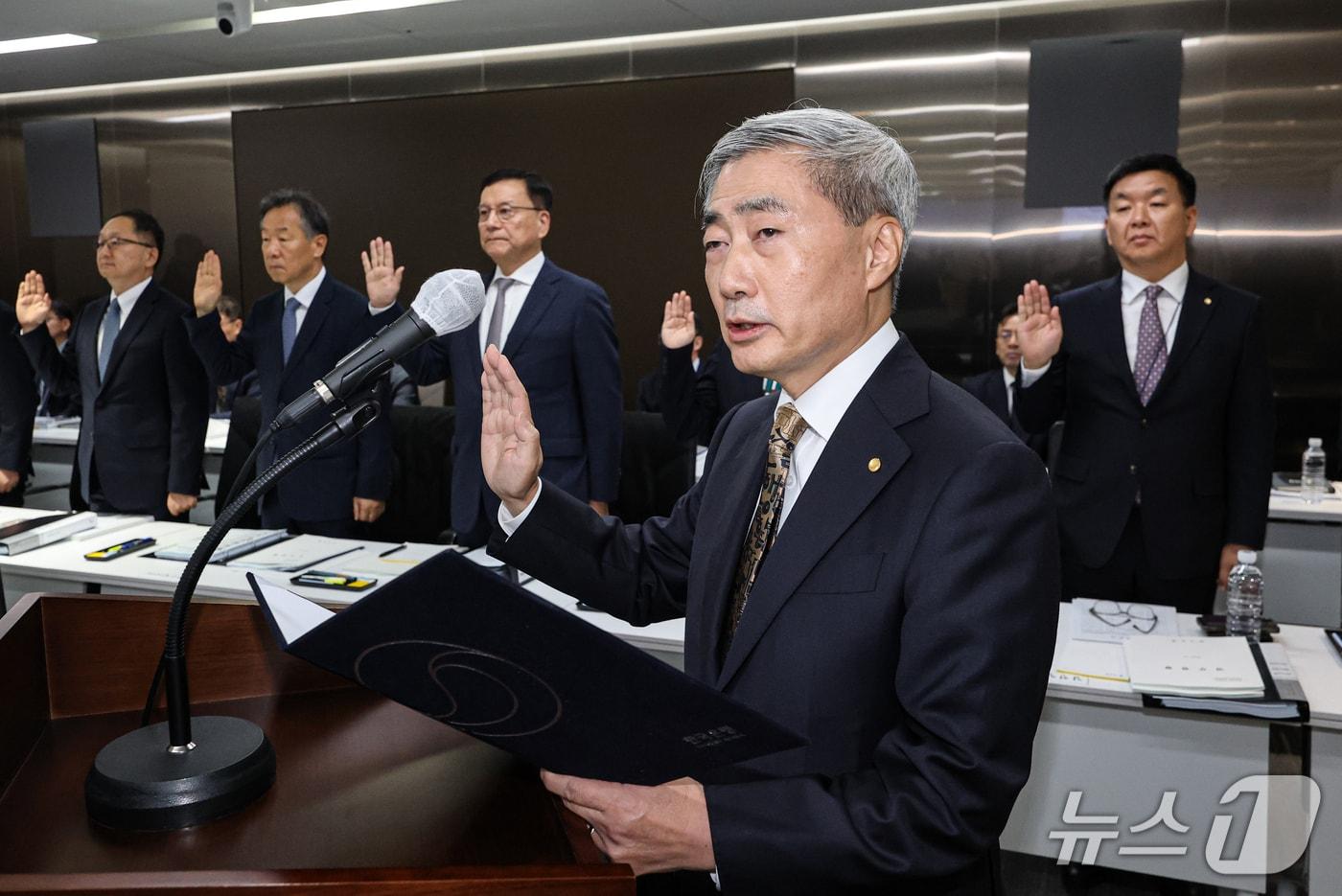 본문 이미지 - 신현송 한국은행 총재가 12일 오전 서울시 중구 남대문로 한국은행에서 열린 국회 재정경제기획위원회의 한국은행 국정감사에서 증인 선서를 하고 있다. (공동취재) 2026.10.12 ⓒ 뉴스1 박정호 기자