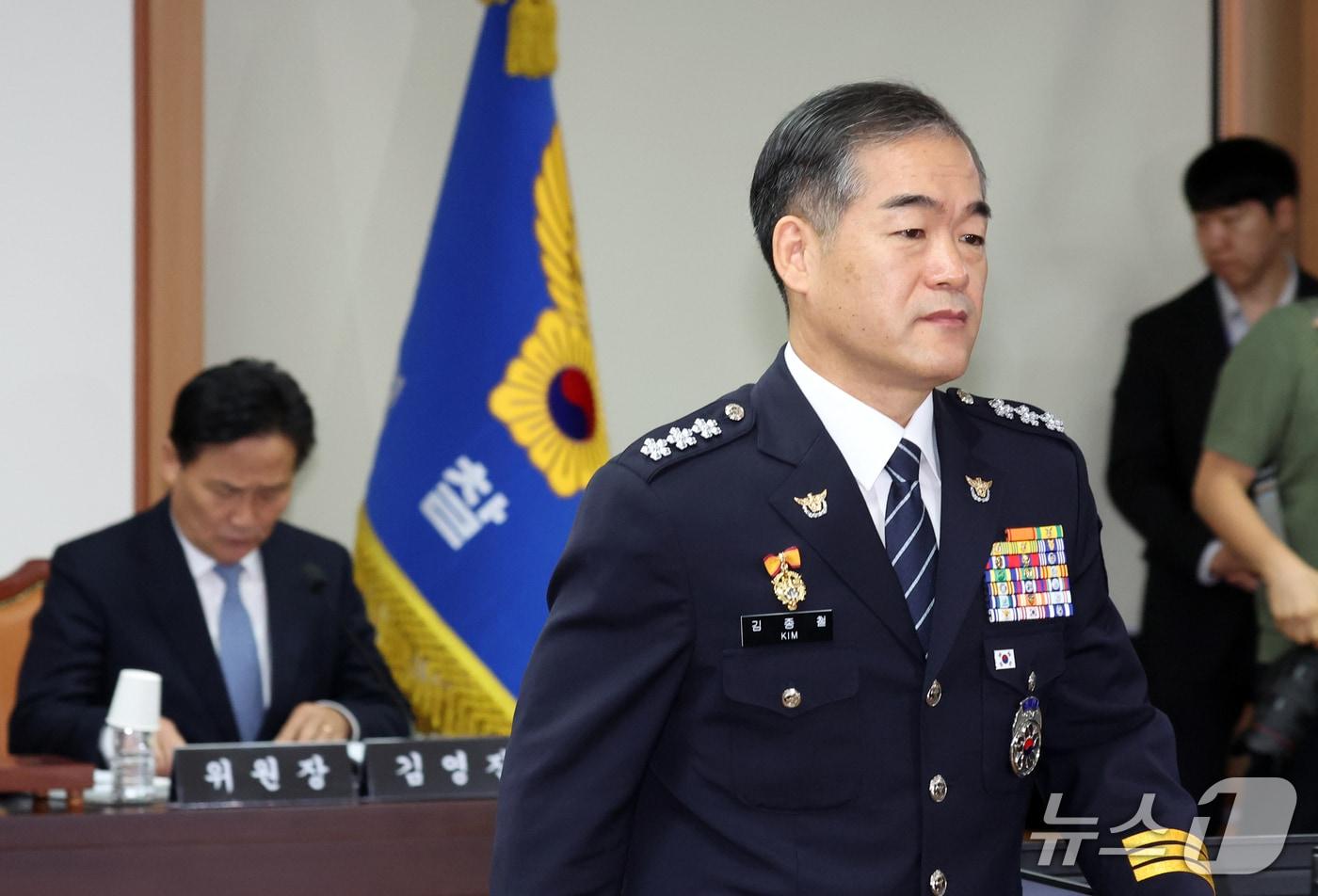 본문 이미지 - 김종철 경찰청장 직무대행이 12일 서울 서대문구 경찰청에서 열린 국정감사에서 선서문을 김영진 국회 행정안전위원장에게 전달하고 자리로 돌아가고 있다. 2026.10.12 ⓒ 뉴스1 김명섭 기자