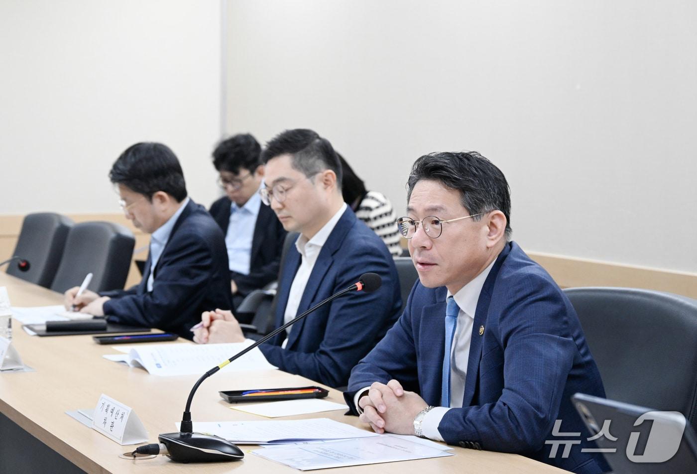 본문 이미지 - 조용범 기획예산처 차관이 12일 오전 서울 종로구 정부서울청사에서 열린 '대한민국 2045 전략수립위원회 집행위원회 회의'를 주재, 모두발언을 하고 있다. (기획예산처 제공. 재판매 및 DB 금지) 2026.10.12 ⓒ 뉴스1