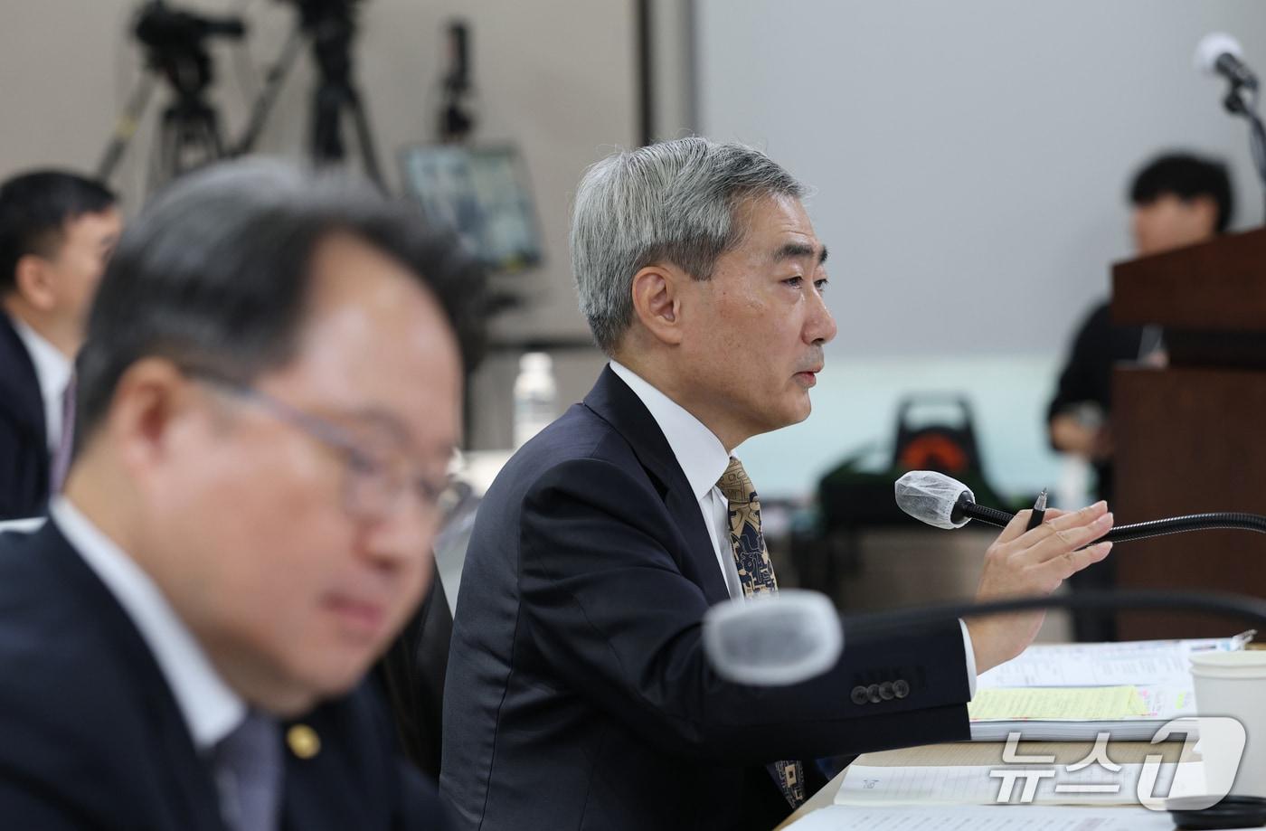 본문 이미지 - 신현송 한국은행 총재가 12일 오전 서울시 중구 남대문로 한국은행에서 열린 국회 재정경제기획위원회의 한국은행 국정감사에서 위원 질의에 답하고 있다. (공동취재) 2026.10.12 ⓒ 뉴스1 박정호 기자