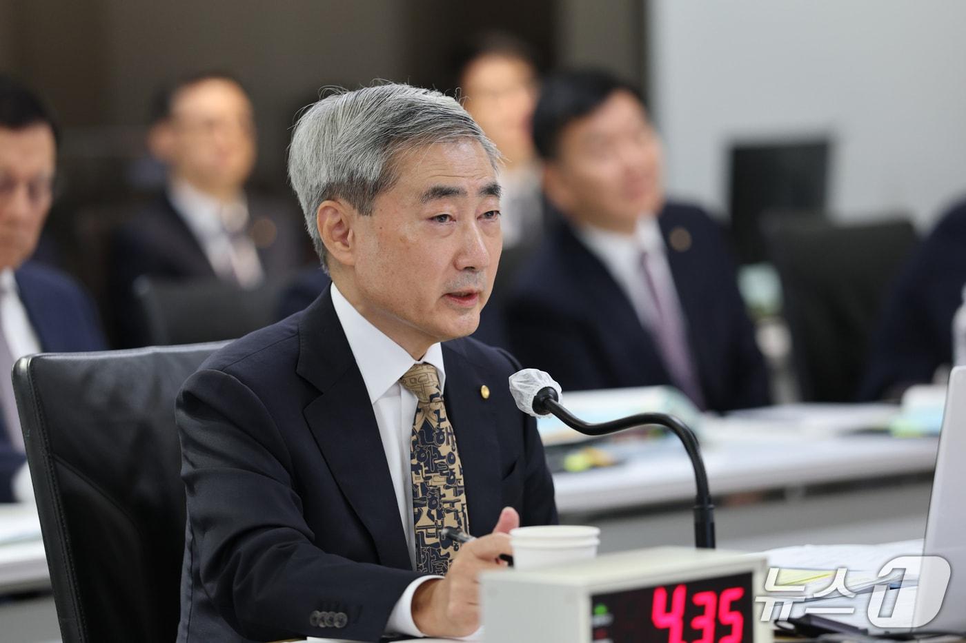 본문 이미지 - 신현송 한국은행 총재가 12일 오전 서울시 중구 남대문로 한국은행에서 열린 국회 재정경제기획위원회의 한국은행 국정감사에서 위원 질의에 답하고 있다. (공동취재) 2026.10.12 ⓒ 뉴스1 박정호 기자