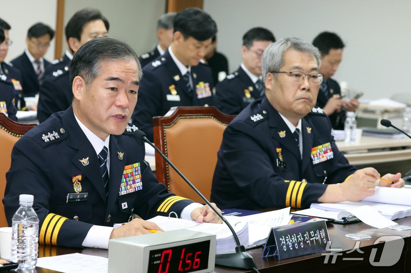 본문 이미지 - 김종철 경찰청장 직무대행이 12일 서울 서대문구 경찰청에서 열린 국정감사에서 국회 행정안전위원회 위원들의 질문에 답변하고 있다. 2026.10.12 ⓒ 뉴스1 김명섭 기자