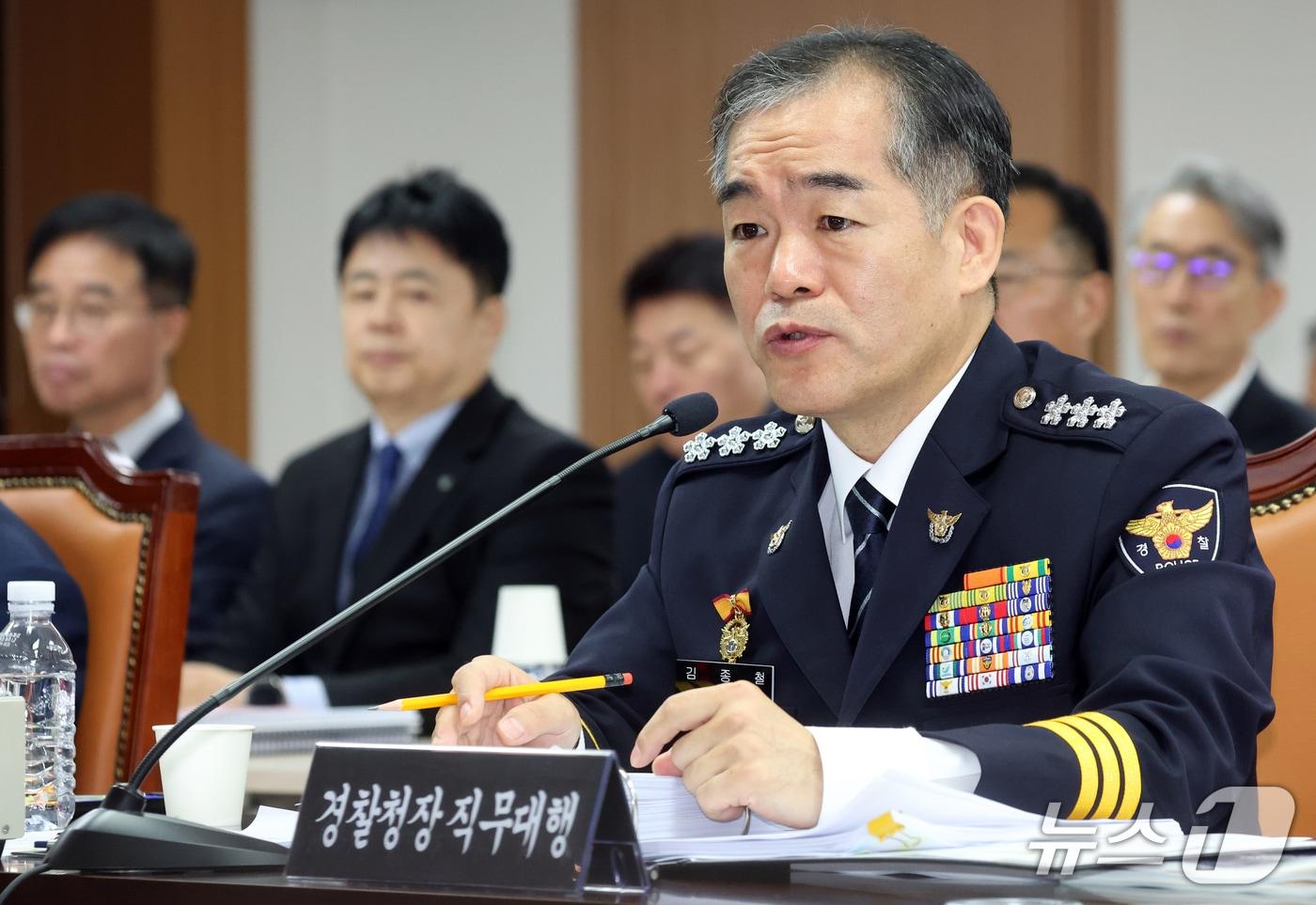본문 이미지 - 김종철 경찰청장 직무대행이 12일 서울 서대문구 경찰청에서 열린 국정감사에서 국회 행정안전위원회 위원들의 질문에 답변하고 있다. 2026.10.12 ⓒ 뉴스1 김명섭 기자
