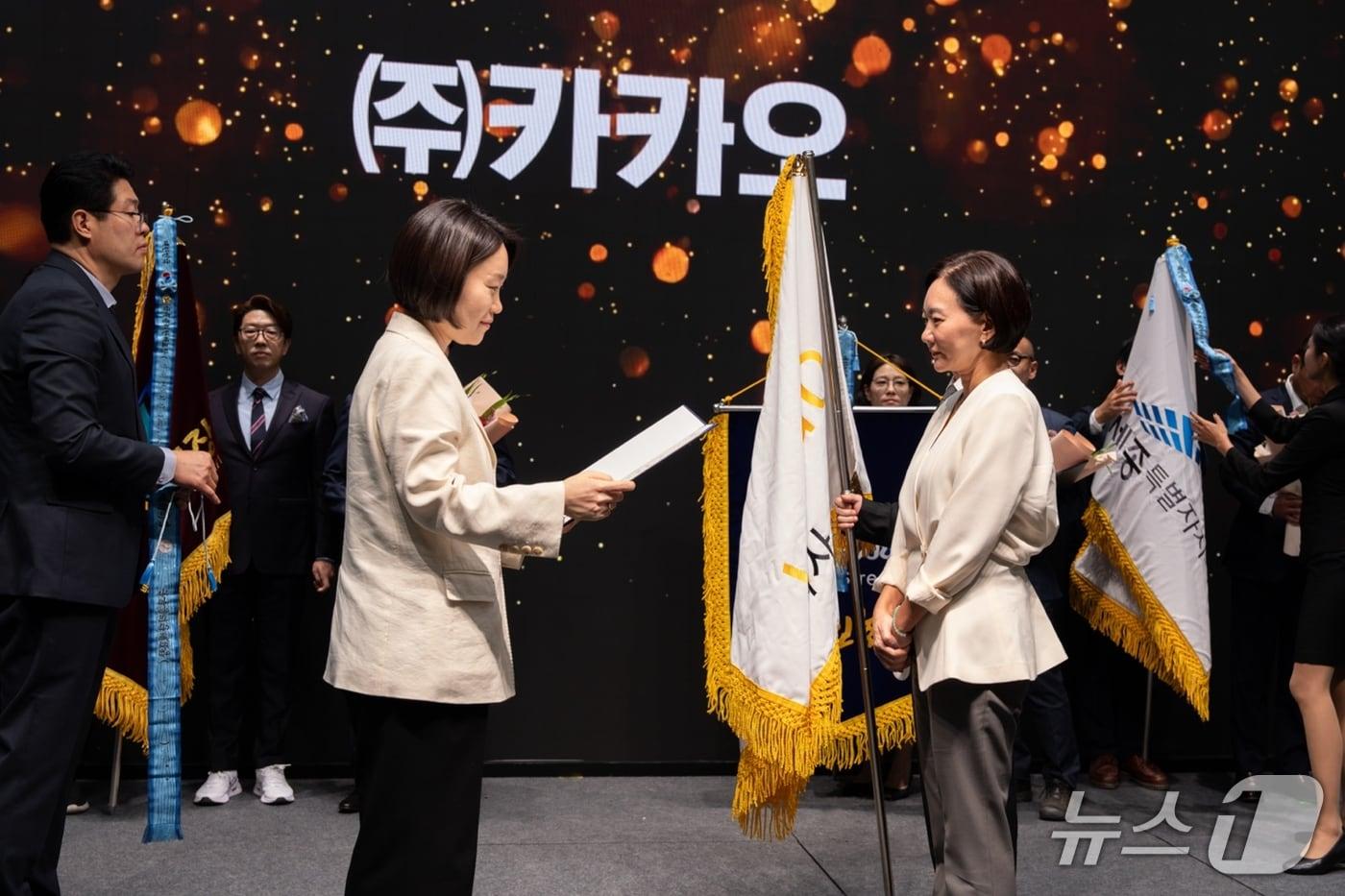 본문 이미지 - 9일 공주에서 열린 '2026년 전통시장 및 상점가 활성화 유공 포상' 시상식에서 이소영 중소벤처기업부 장관(가운데 왼쪽)이 양현서 카카오 상생사업 성과리더에게 국무총리표창을 수여하고 있다. (카카오 제공. 재판매 및 DB 금지)
