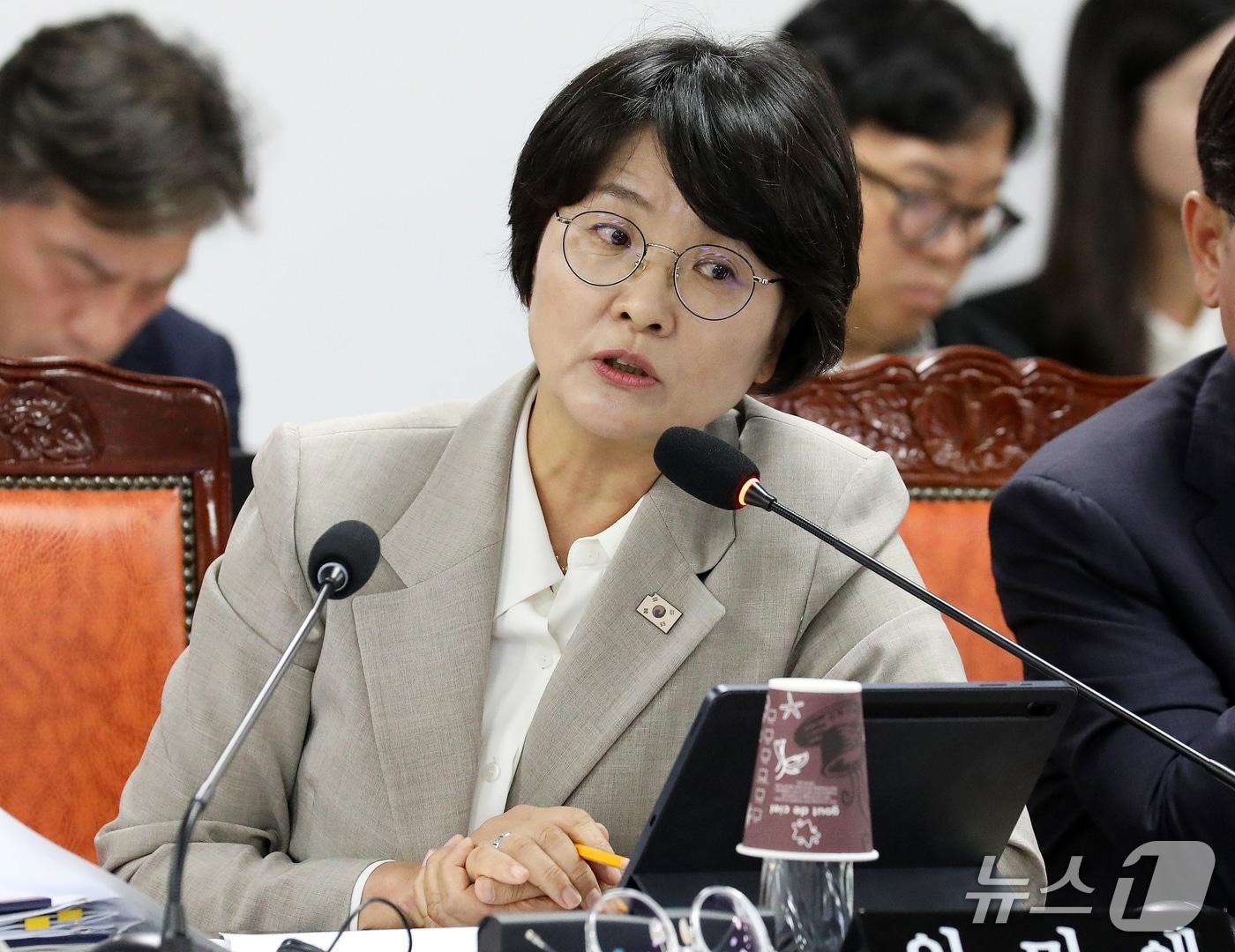 본문 이미지 - 임미애 더불어민주당 의원이 12일 부산 동구 해양수산부 별관에서 열린 농림축산식품해양수산위원회의 해양수산부, 한국수산자원공단, 한국해양수산연수원, 한국해양진흥공사 등에 대한 국정감사에서 질의하고 있다. 2026.10.12 ⓒ 뉴스1 윤일지 기자