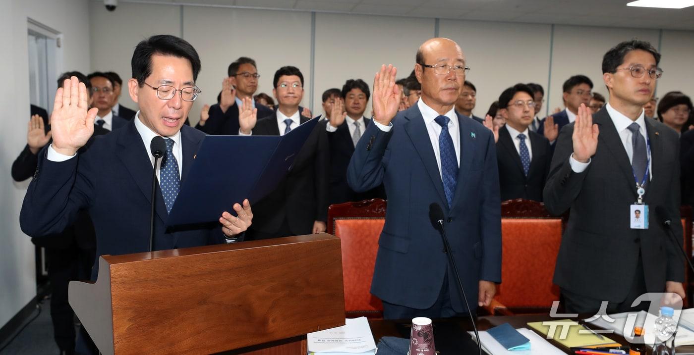본문 이미지 - 황종우 해양수산부 장관이 12일 부산 동구 해양수산부 별관에서 열린 농림축산식품해양수산위원회의 해양수산부, 한국수산자원공단, 한국해양수산연수원, 한국해양진흥공사 등에 대한 국정감사에서 증인 선서를 하고 있다. 2026.10.12 ⓒ 뉴스1 윤일지 기자