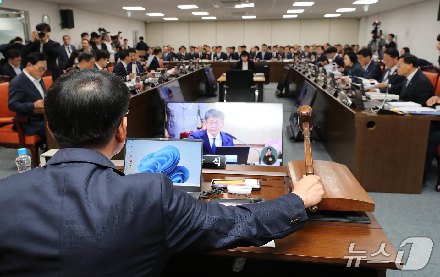 본문 이미지 - 서삼석 국회 농림축산식품해양수산위원회 위원장(더불어민주당)이 12일 부산 동구 해양수산부 별관에서 열린 국정감사에서 감사 개시를 선언하며 의사봉을 두드리고 있다. 2026.10.12 ⓒ 뉴스1 윤일지 기자