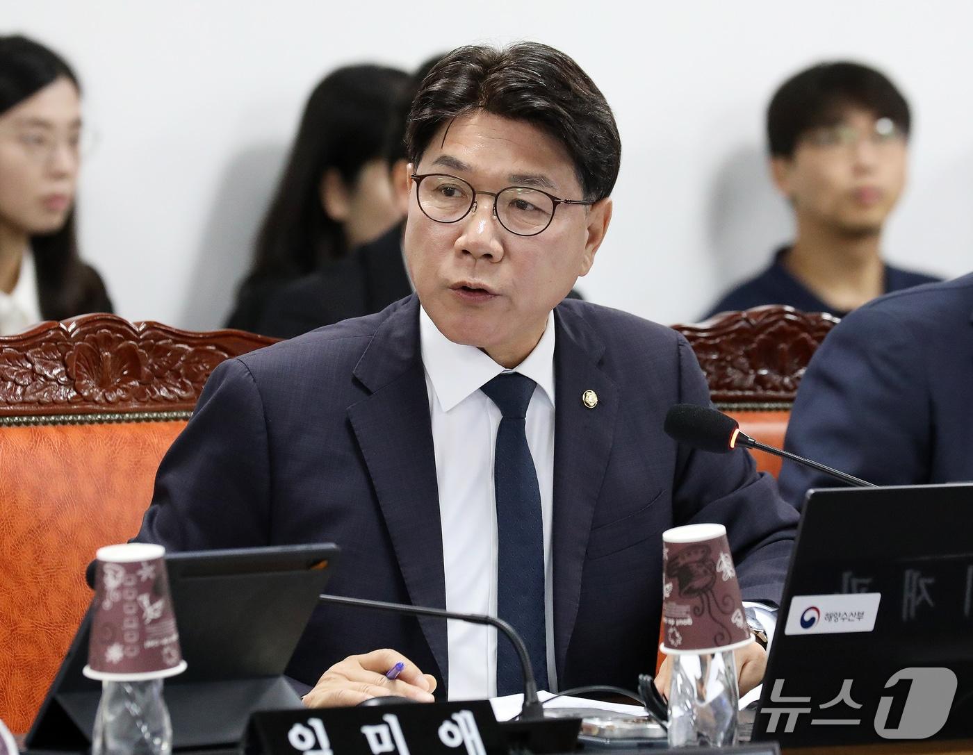 본문 이미지 - 이재관 더불어민주당 의원이 12일 부산 동구 해양수산부 별관에서 열린 농림축산식품해양수산위원회의 해양수산부, 한국수산자원공단, 한국해양수산연수원, 한국해양진흥공사 등에 대한 국정감사에서 질의하고 있다. 2026.10.12 ⓒ 뉴스1 윤일지 기자