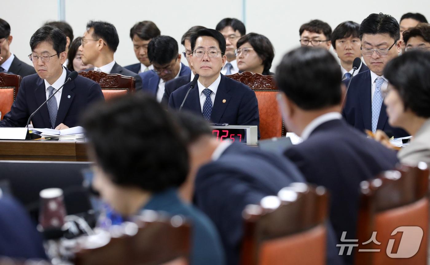 본문 이미지 - 황종우 해양수산부 장관이 12일 부산 동구 해양수산부 별관에서 열린 농림축산식품해양수산위원회의 해양수산부, 한국수산자원공단, 한국해양수산연수원, 한국해양진흥공사 등에 대한 국정감사에서 의원 질의를 듣고 있다. 2026.10.12 ⓒ 뉴스1 윤일지 기자
