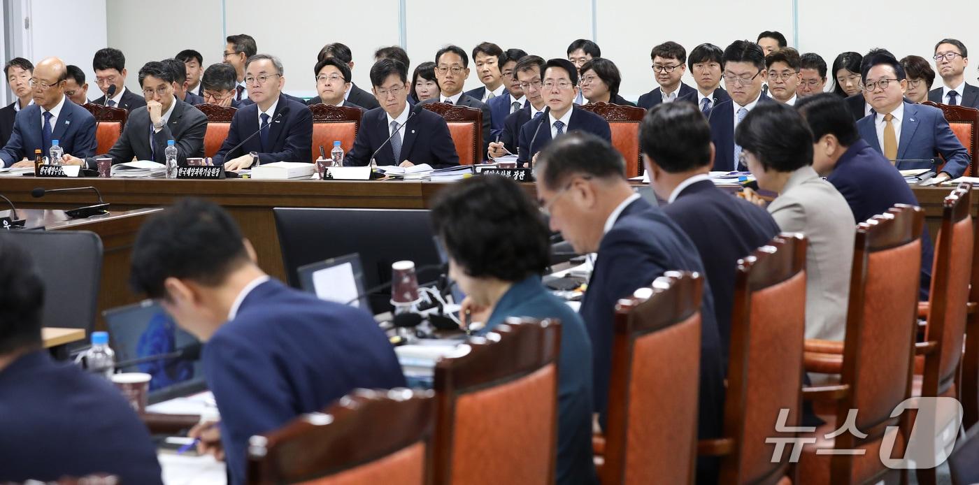 본문 이미지 - 황종우 해양수산부 장관이 12일 부산 동구 해양수산부 별관에서 열린 농림축산식품해양수산위원회의 해양수산부, 한국수산자원공단, 한국해양수산연수원, 한국해양진흥공사 등에 대한 국정감사에서 의원 질의에 답변하고 있다. 2026.10.12 ⓒ 뉴스1 윤일지 기자