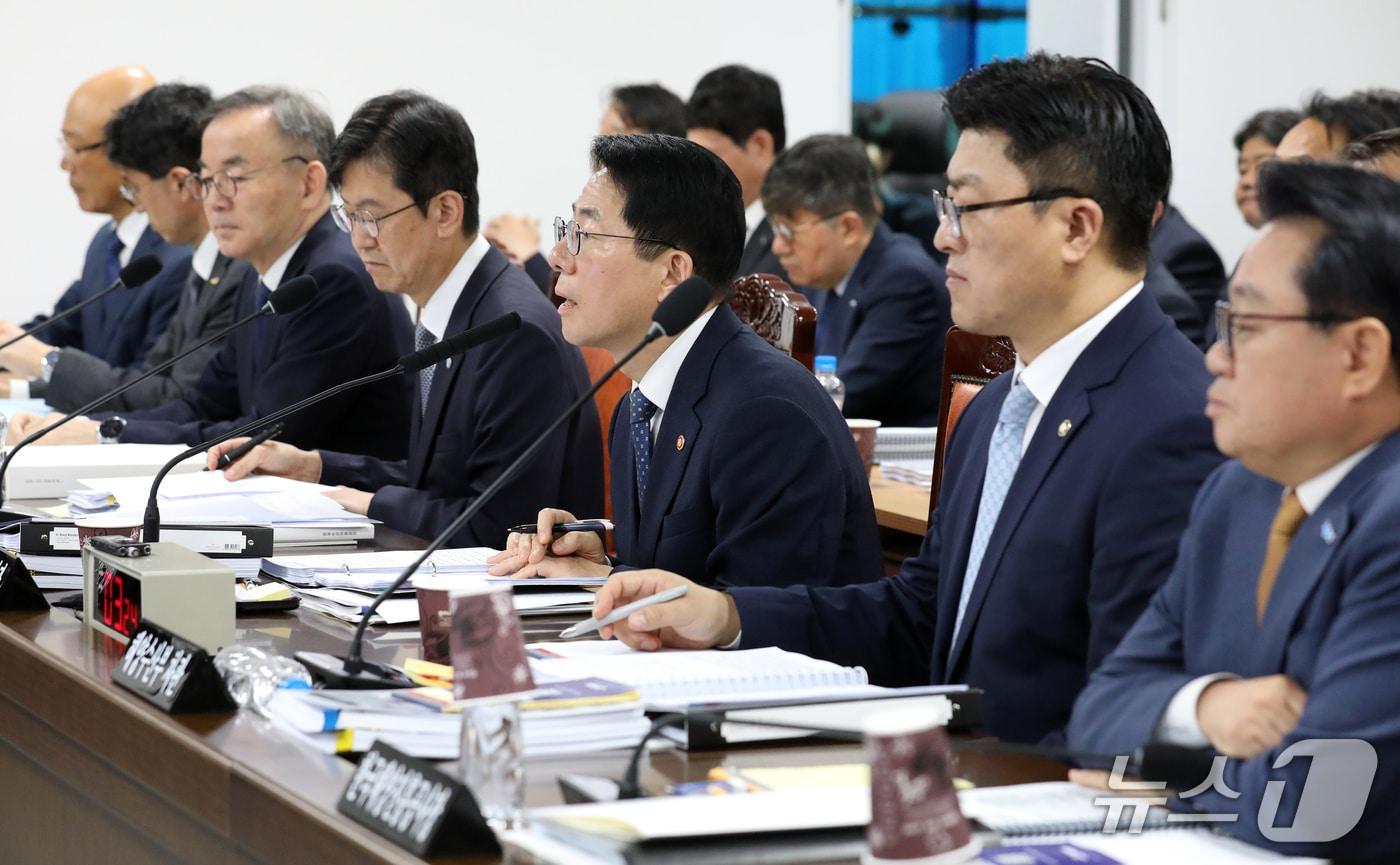 본문 이미지 - 황종우 해양수산부 장관이 12일 부산 동구 해양수산부 별관에서 열린 농림축산식품해양수산위원회의 해양수산부, 한국수산자원공단, 한국해양수산연수원, 한국해양진흥공사 등에 대한 국정감사에서 의원 질의에 답변하고 있다. 2026.10.12 ⓒ 뉴스1 윤일지 기자