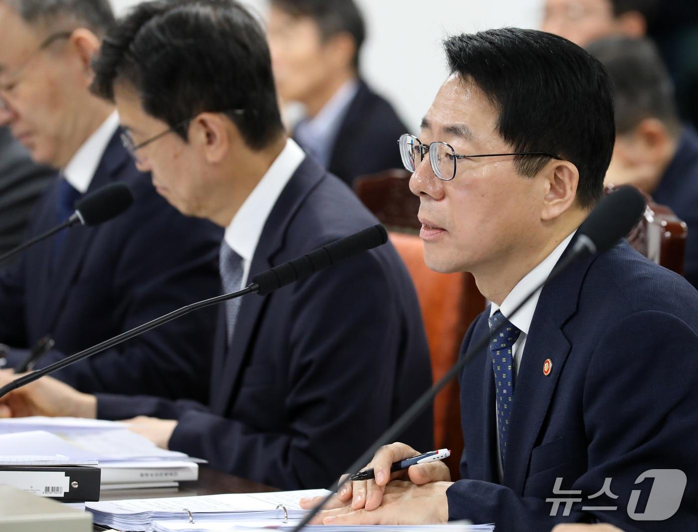 본문 이미지 - 황종우 해양수산부 장관이 12일 부산 동구 해양수산부 별관에서 열린 농림축산식품해양수산위원회의 해양수산부, 한국수산자원공단, 한국해양수산연수원, 한국해양진흥공사 등에 대한 국정감사에서 의원 질의에 답변하고 있다. 2026.10.12 ⓒ 뉴스1 윤일지 기자