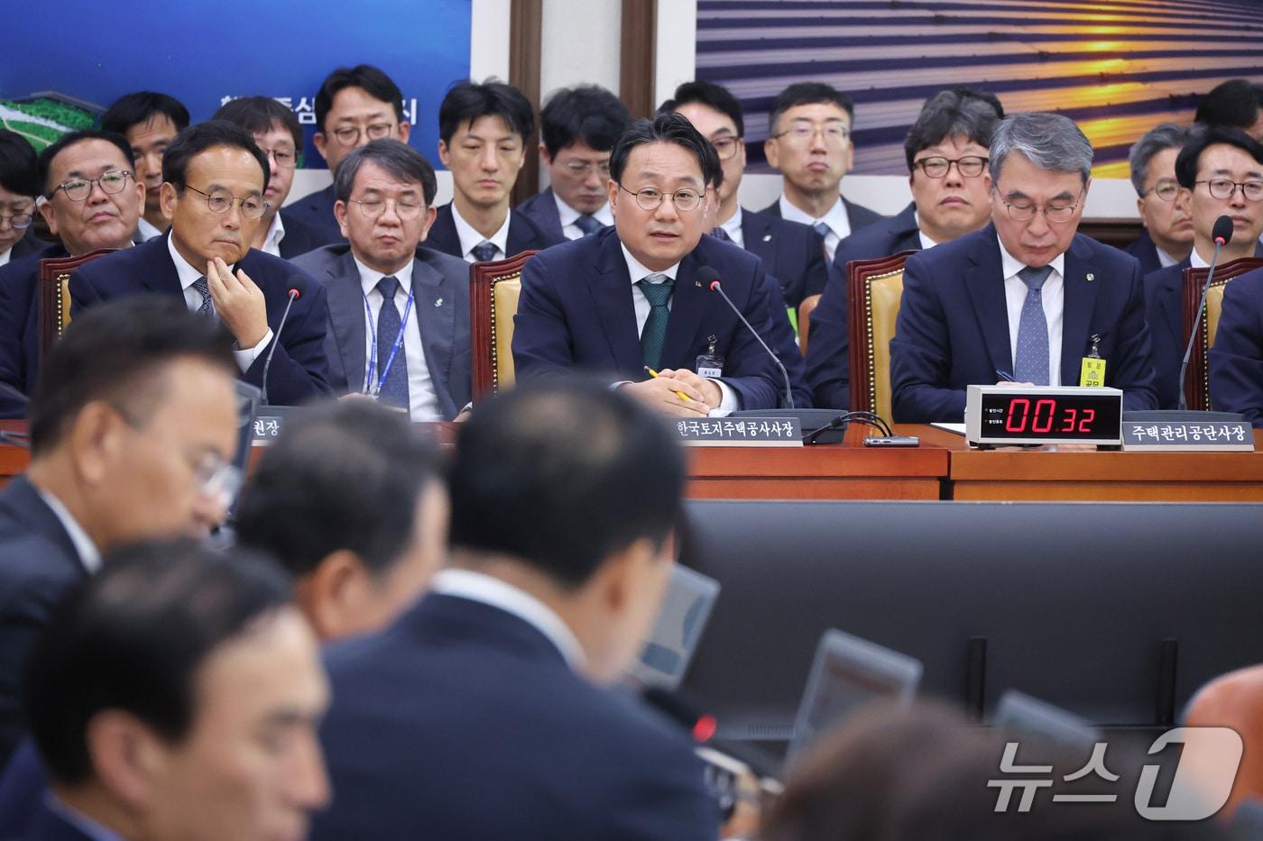 본문 이미지 - 이성훈 한국토지주택공사 사장이 12일 서울 여의도 국회에서 열린 국토교통위원회의 한국토지주택공사 등에 대한 국정감사에서 의원 질의에 답변하고 있다. ⓒ 뉴스1 신웅수 기자