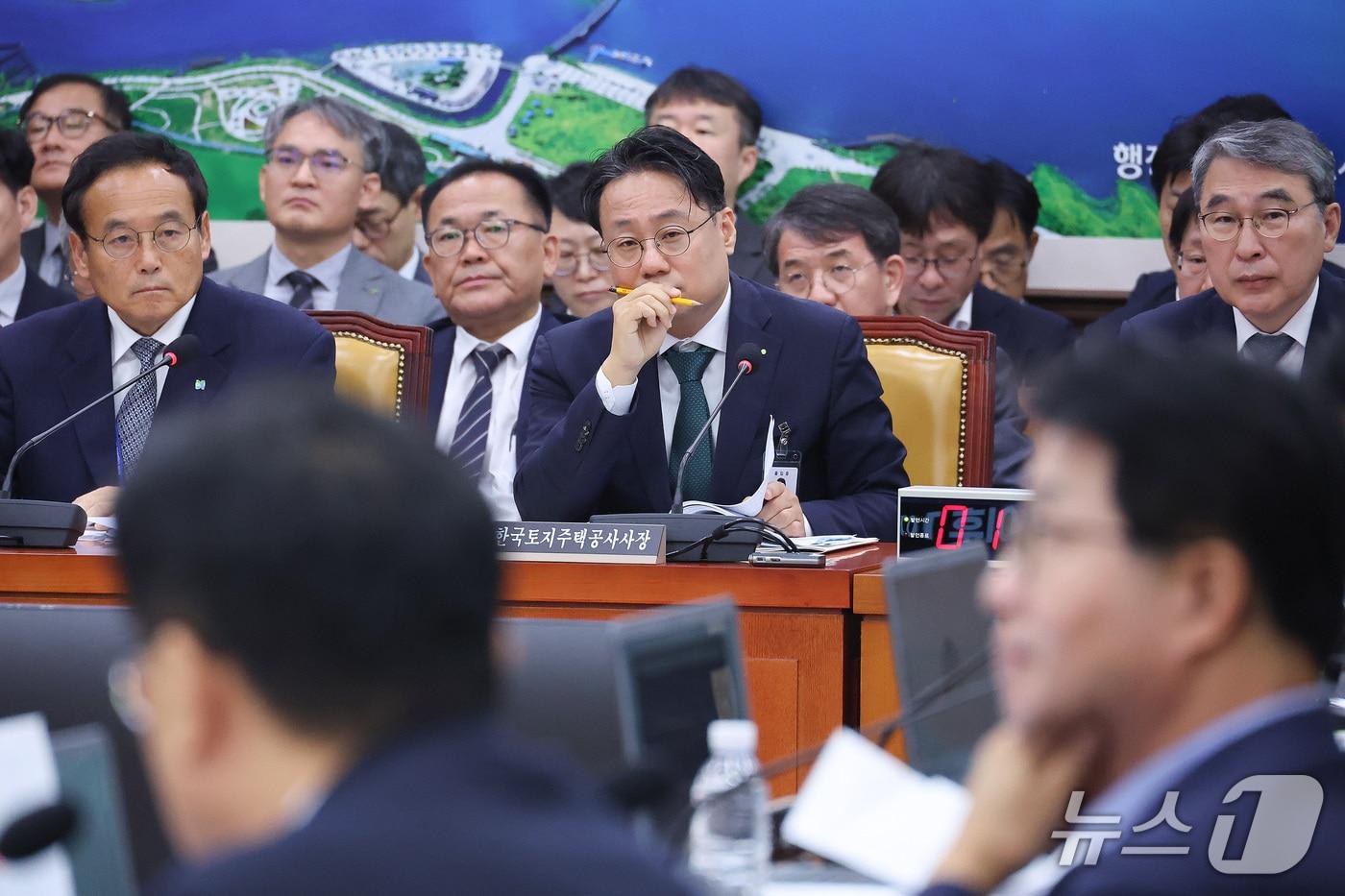 본문 이미지 - 이성훈 한국토지주택공사 사장이 12일 서울 여의도 국회에서 열린 국토교통위원회의 한국토지주택공사 등에 대한 국정감사에서 의원 질의를 듣고 있다. ⓒ 뉴스1 신웅수 기자