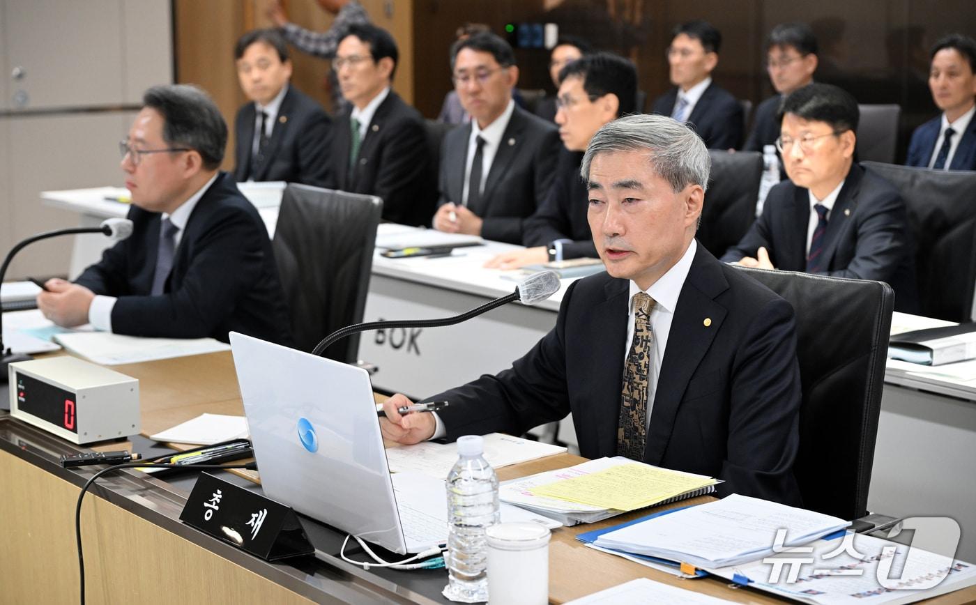 본문 이미지 - 신현송 한국은행 총재가 12일 오전 서울시 중구 남대문로 한국은행에서 열린 국회 재정경제기획위원회의 한국은행 국정감사에서 위원 질의에 답하고 있다. (공동취재) 2026.10.12 ⓒ 뉴스1 박정호 기자